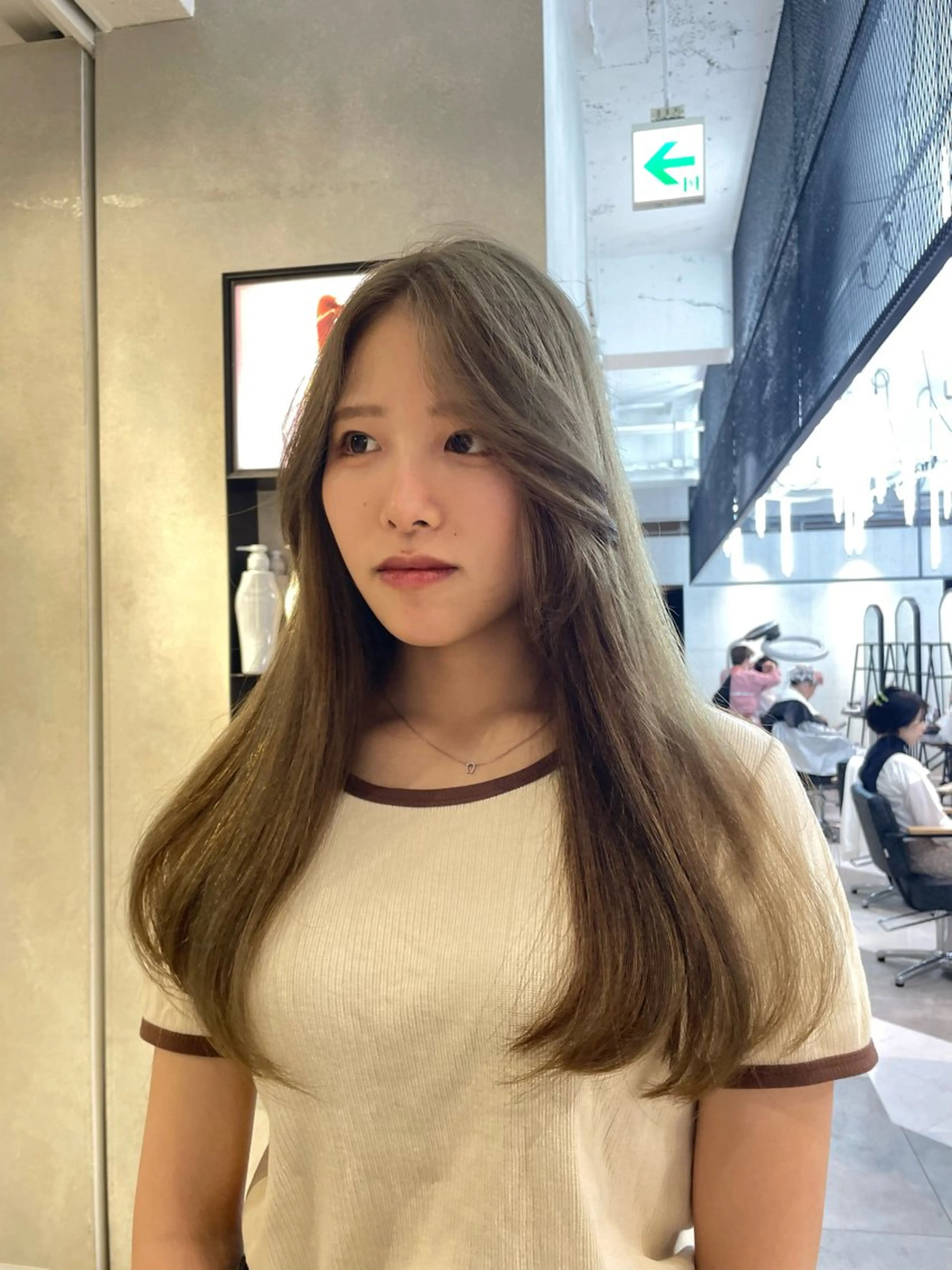 セミロング カラー ヘアカラー 🌟暖色系ハイトーン 🌟AIのヘアスタイル