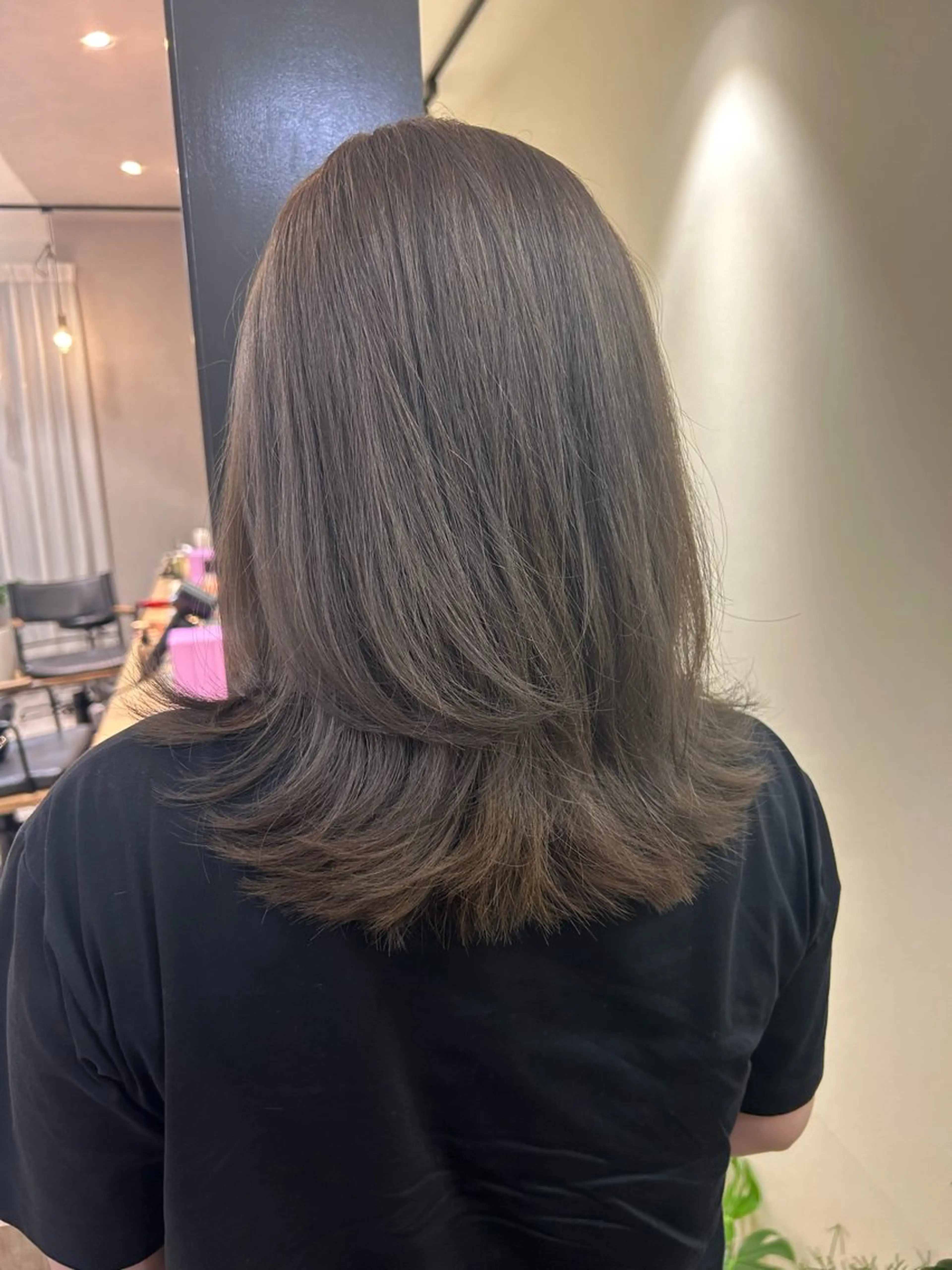 セミロング カラー ベージュカラー ブリーチ オリーブベージュ カット ヘアカラー トリートメント hub hair レイヤー/透明感のヘアスタイル