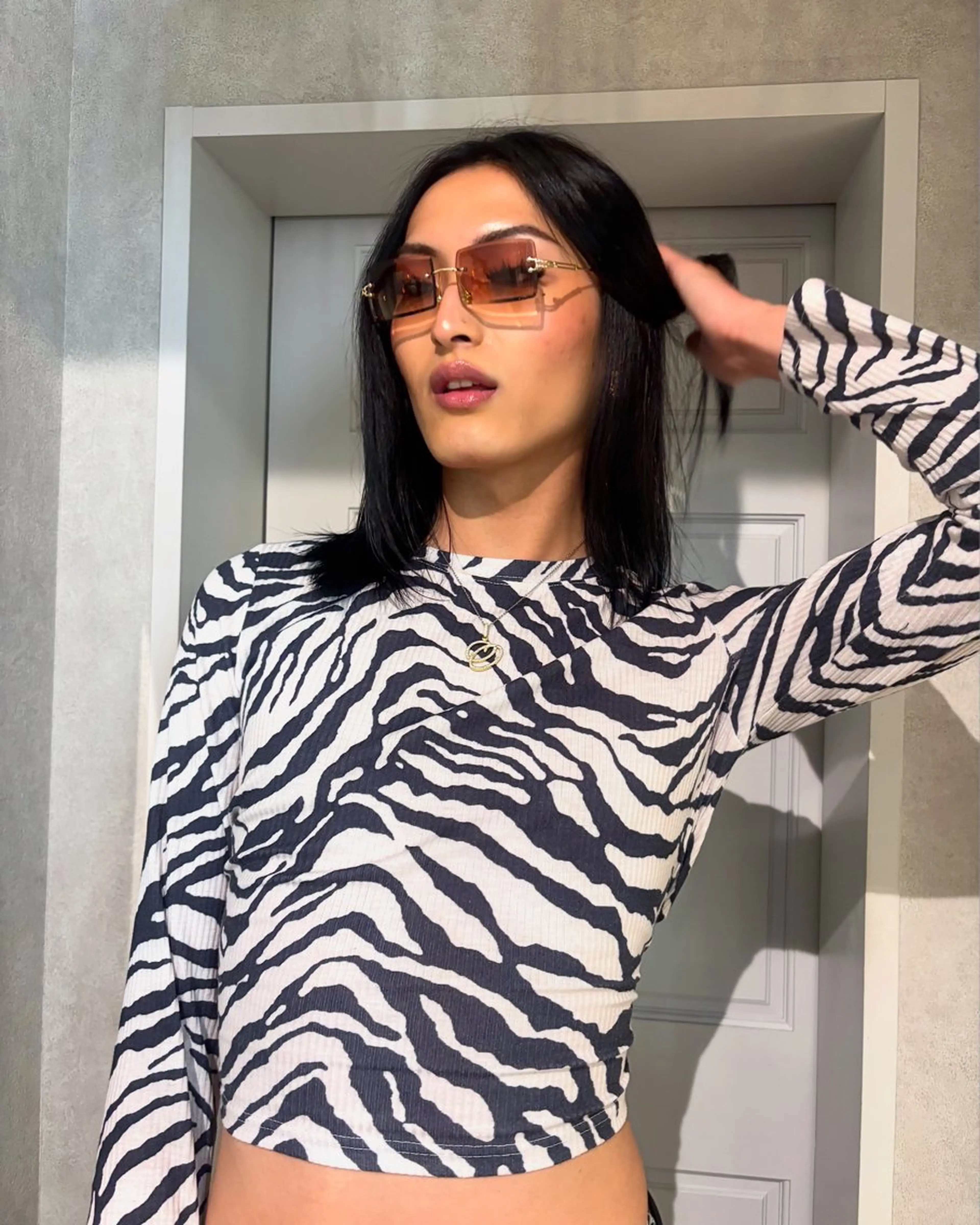 ミディアム カラー ヘアアレンジ 切りっぱなしボブ ブリーチ ダブルカラー イヤリングカラー ハイライトカラー iona/ハイトーン /ネイルのネイルデザイン