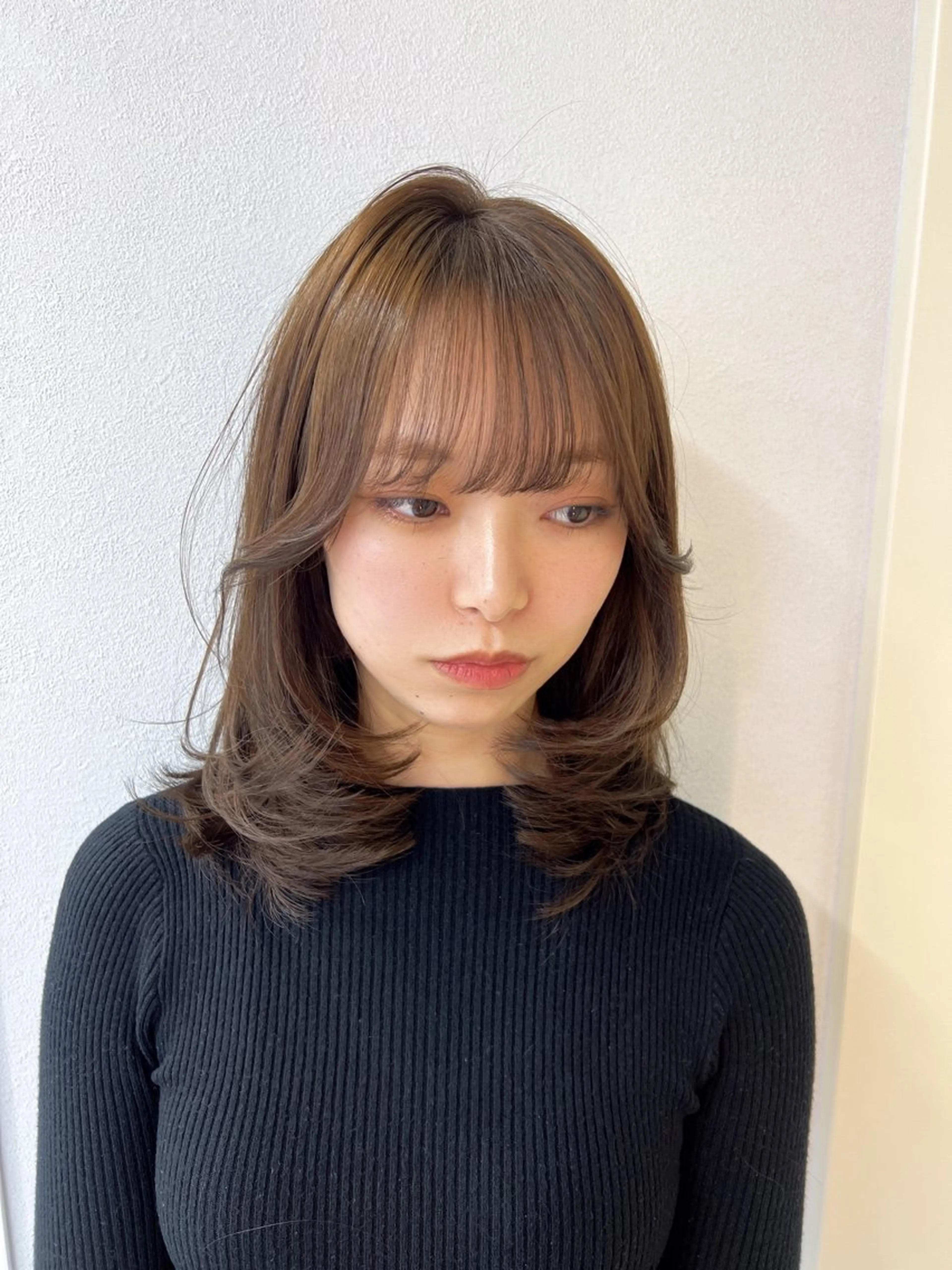 ミディアム カット ヘアカラー maya レイヤーカットのヘアスタイル