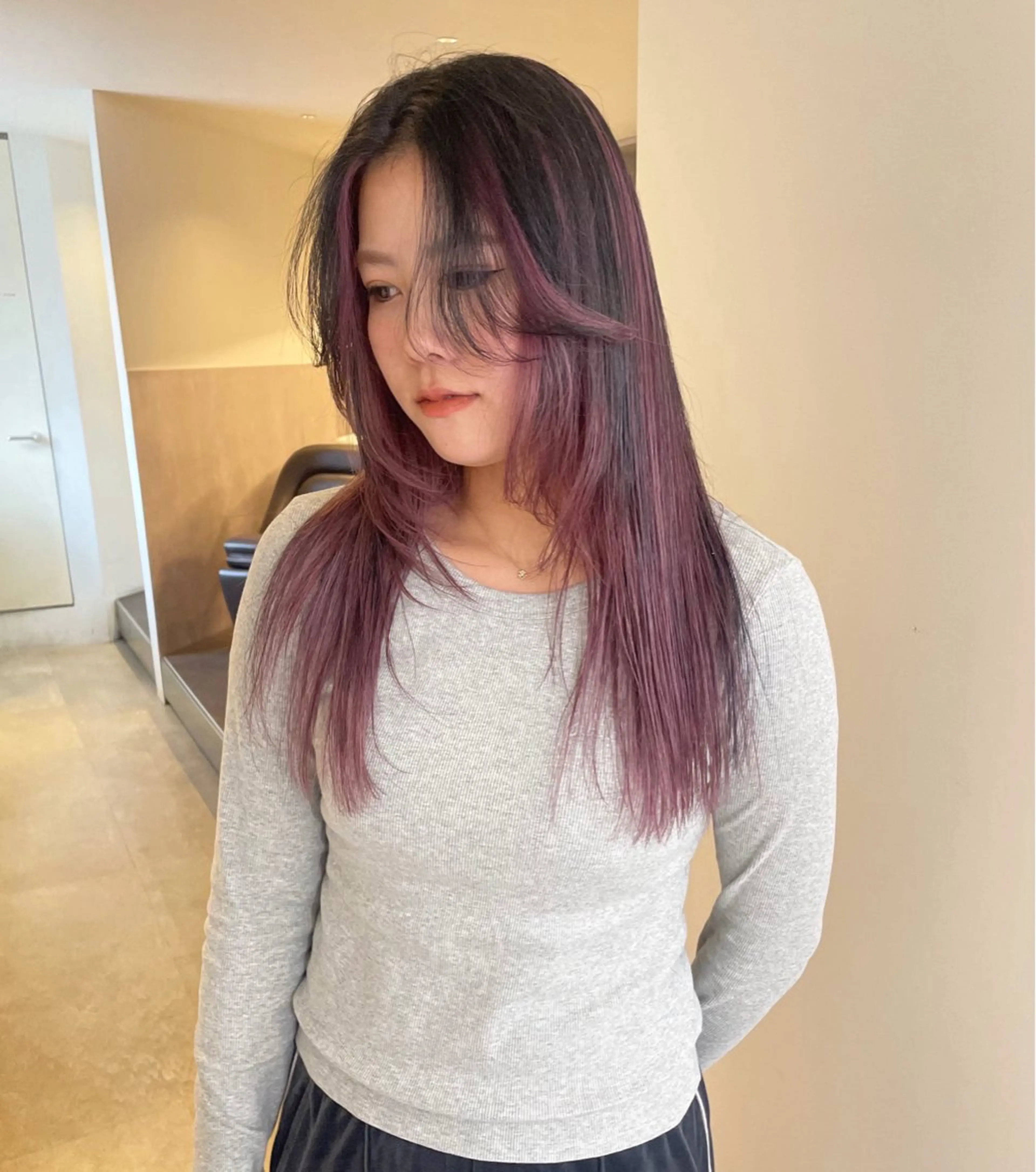 セミロング カラー ミストバング ブリーチ ケアブリーチ デザインカラー ダブルカラー カット ヘアカラー トリートメント MIU/ルーツカラー 顔まわりレイヤーのヘアスタイル