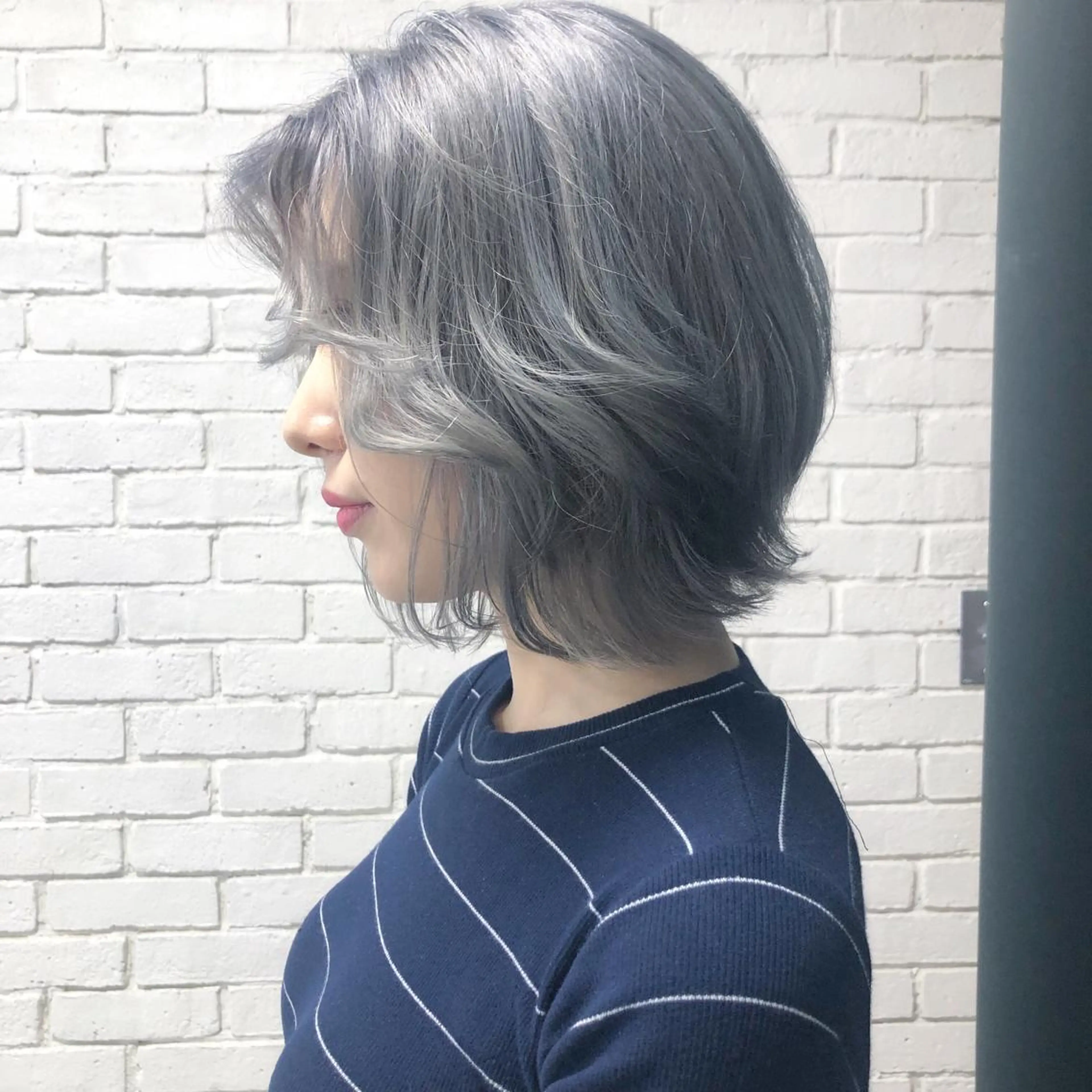 ミディアム カラー シルバー ウルフカット ORIKA 美容室のヘアスタイル