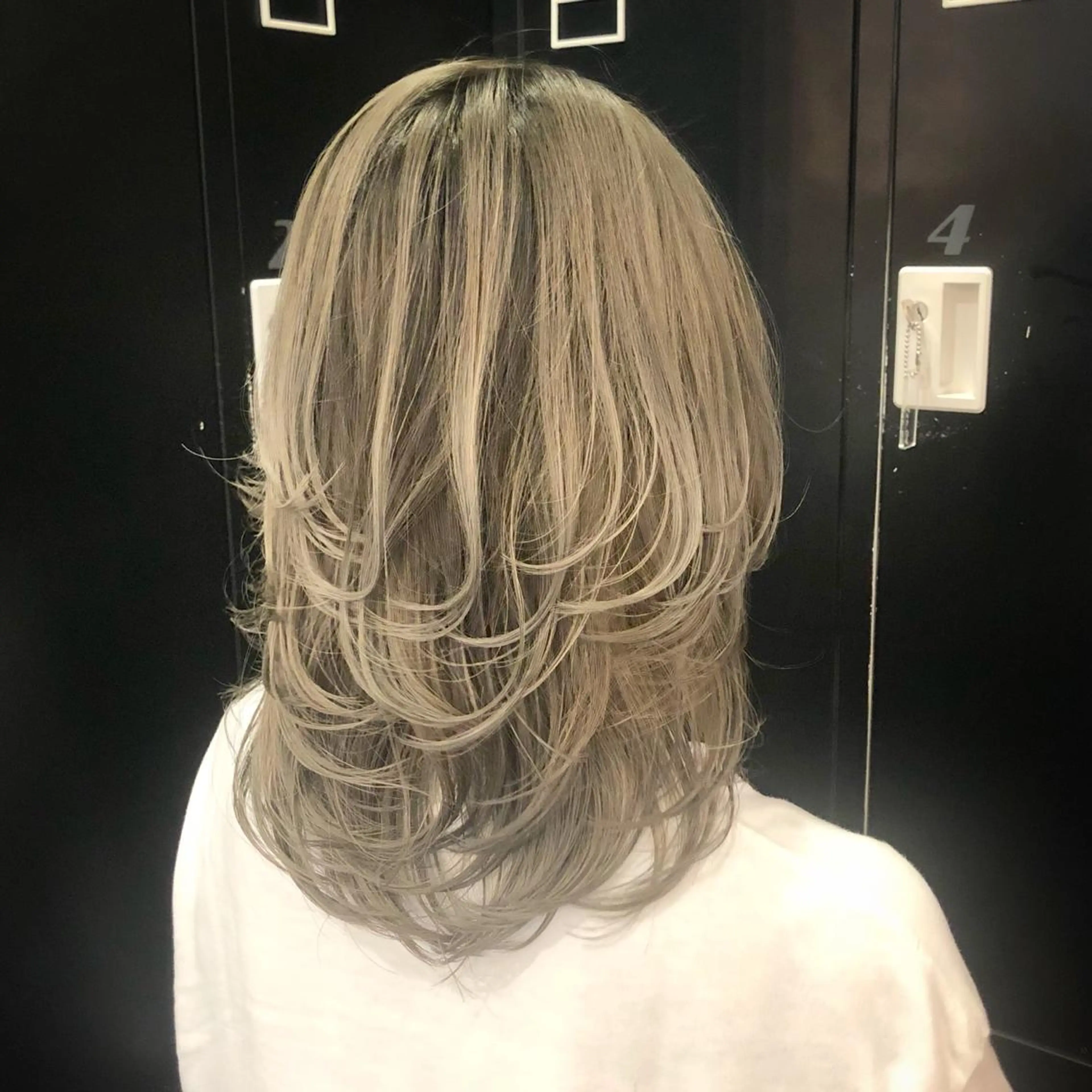 セミロング ハイライト レイヤーカット NEO Beauty Salon所属・𝐍𝐄𝐎 𝐉𝐔𝐑𝐈のネイルデザイン