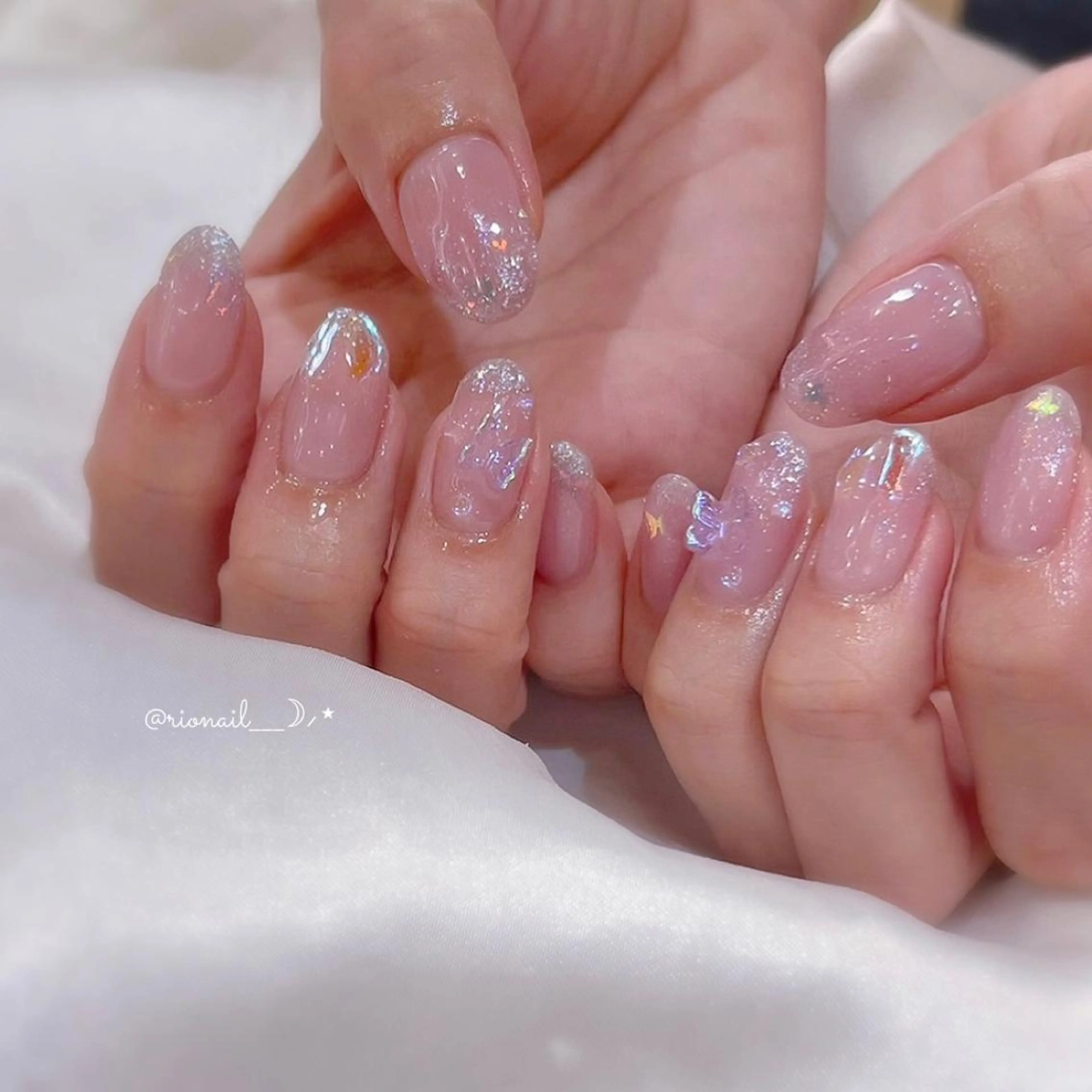 ネイル ホログラムネイル ラメ(グリッター) ラメグラデーション ハンドネイル 𝘙𝘪𝘰𝘯𝘢 ...🕯🤍のネイルデザイン