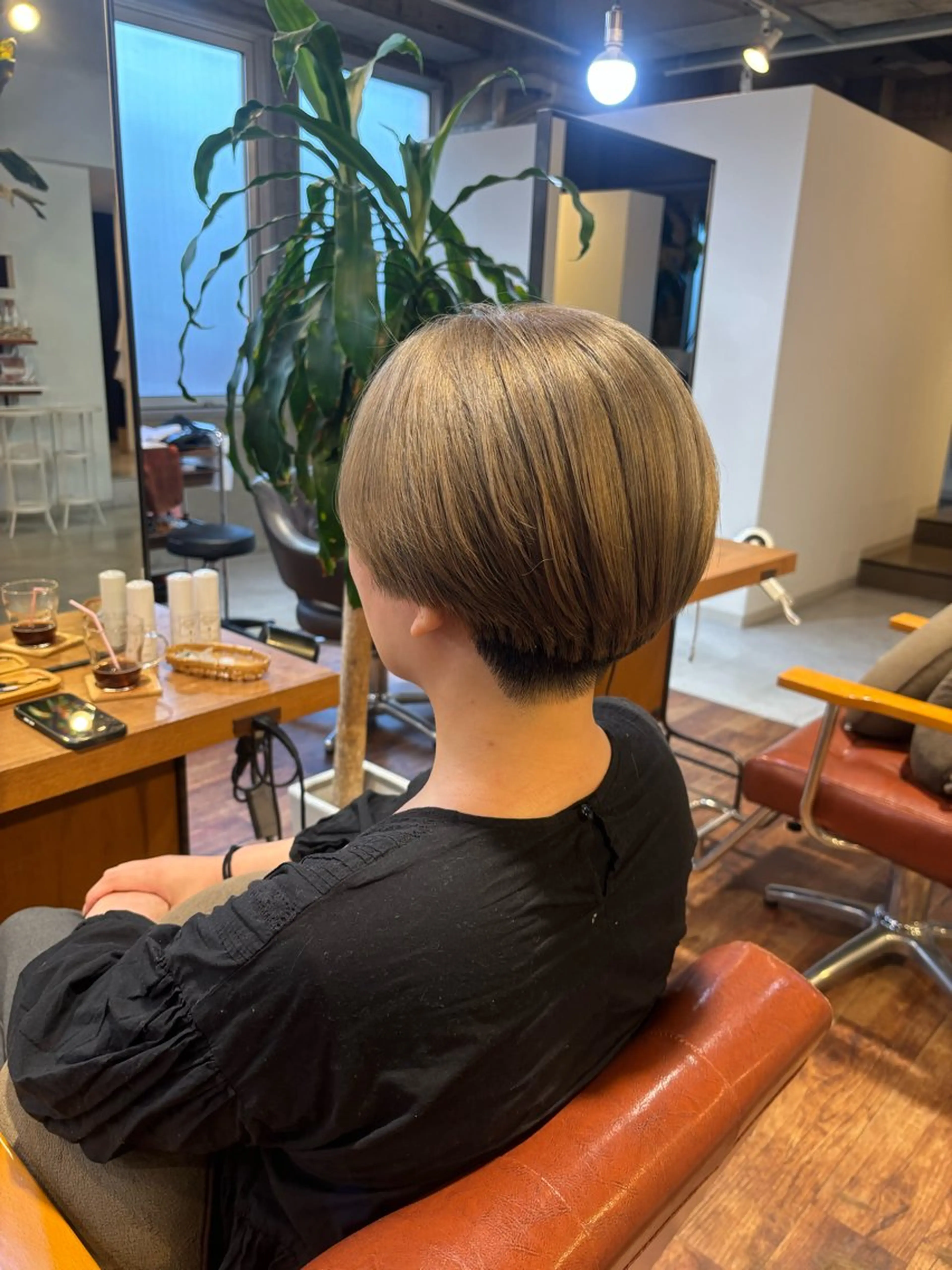 ショート カラー ベージュカラー ブリーチ ミルクティーベージュ カット ヘアカラー ロカリタ キョウト所属・山形 梨沙のヘアスタイル