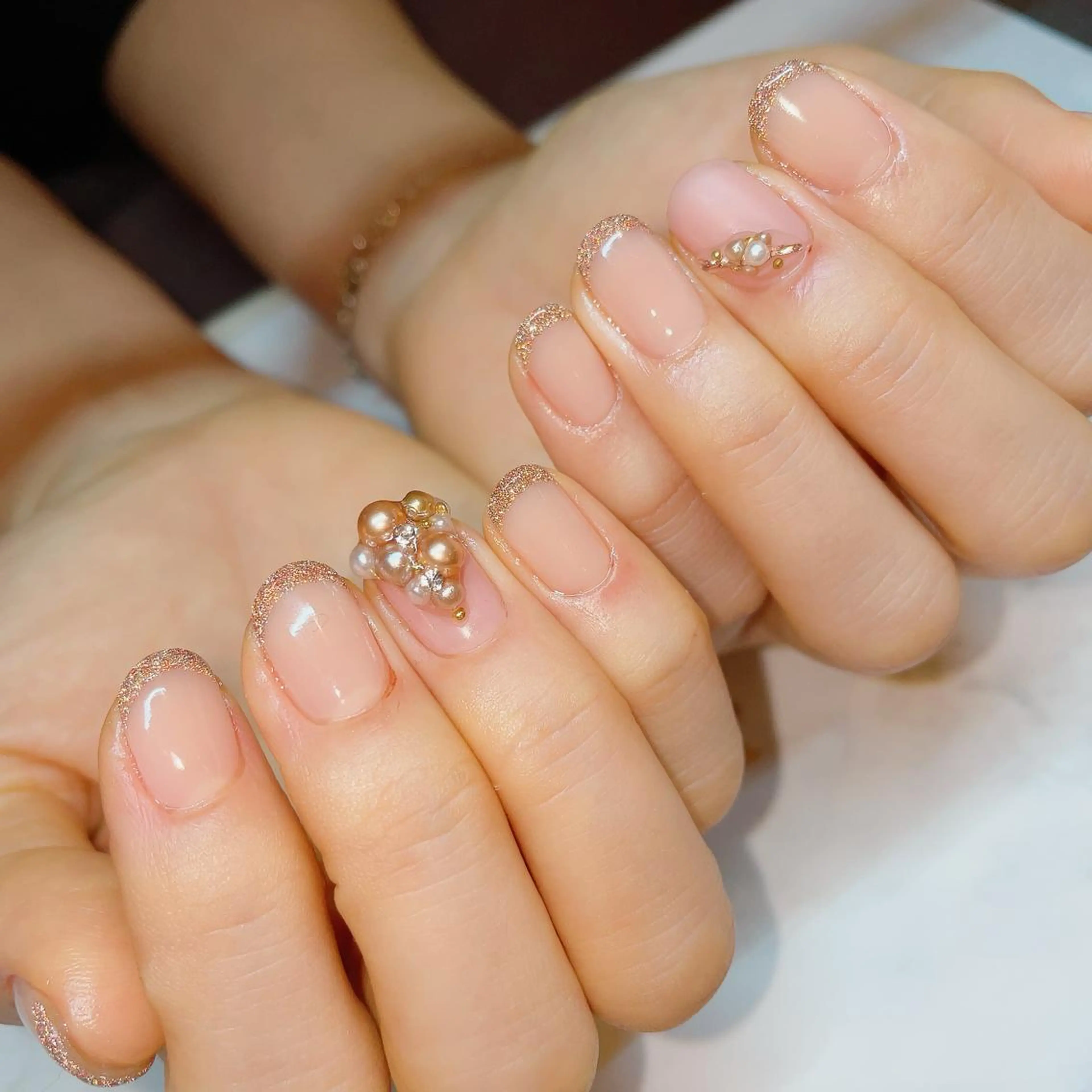 ネイル フラッシュネイル フレンチネイル キラキラネイル ラメ(グリッター) atelier chic+所属・atelier chic+のネイルデザイン