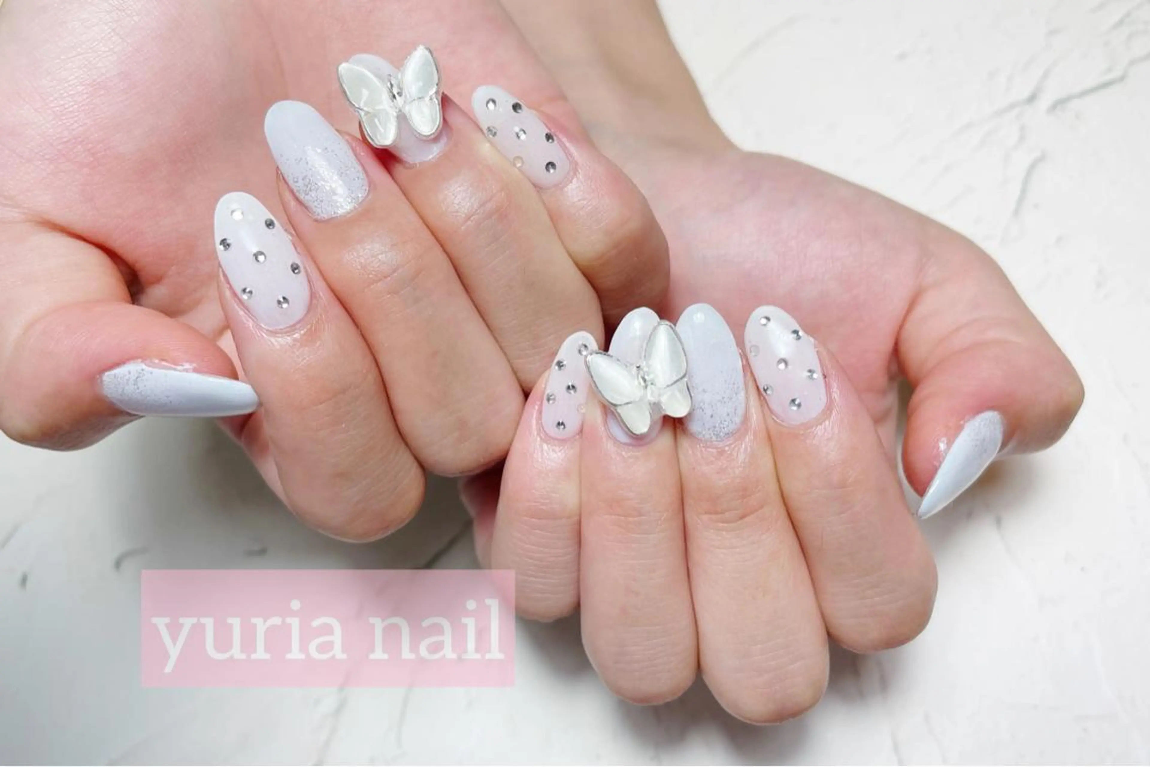 ネイル ジェルネイル マグネットネイル ストーンネイル ホワイト 小林 ゆりあのネイルデザイン