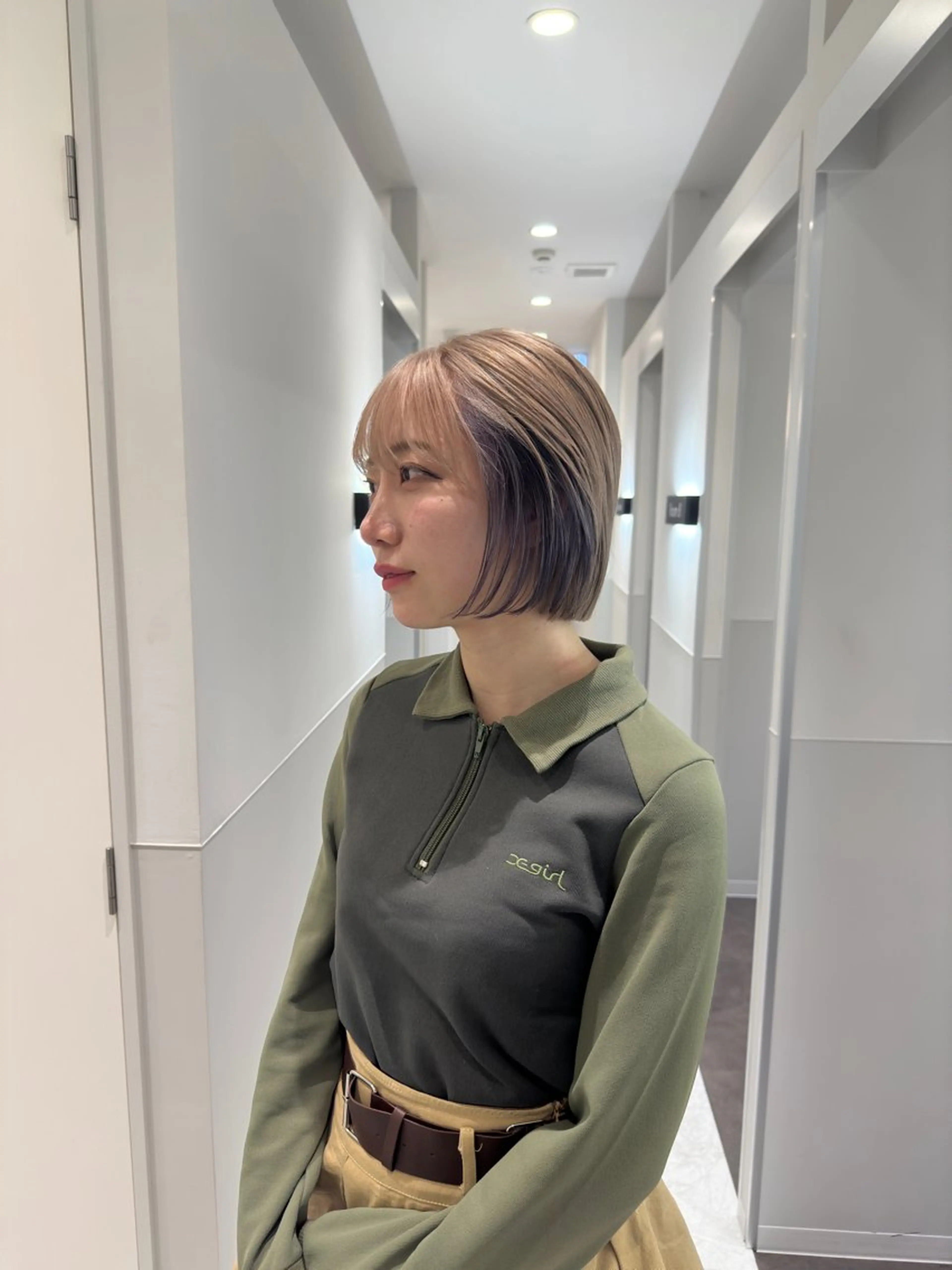 ショート カラー 前下がりボブ デザインカラー ボブ カット ヘアカラー トリートメント 鈴木/ミルクティー/ ブリーチ/ボブ/のヘアスタイル