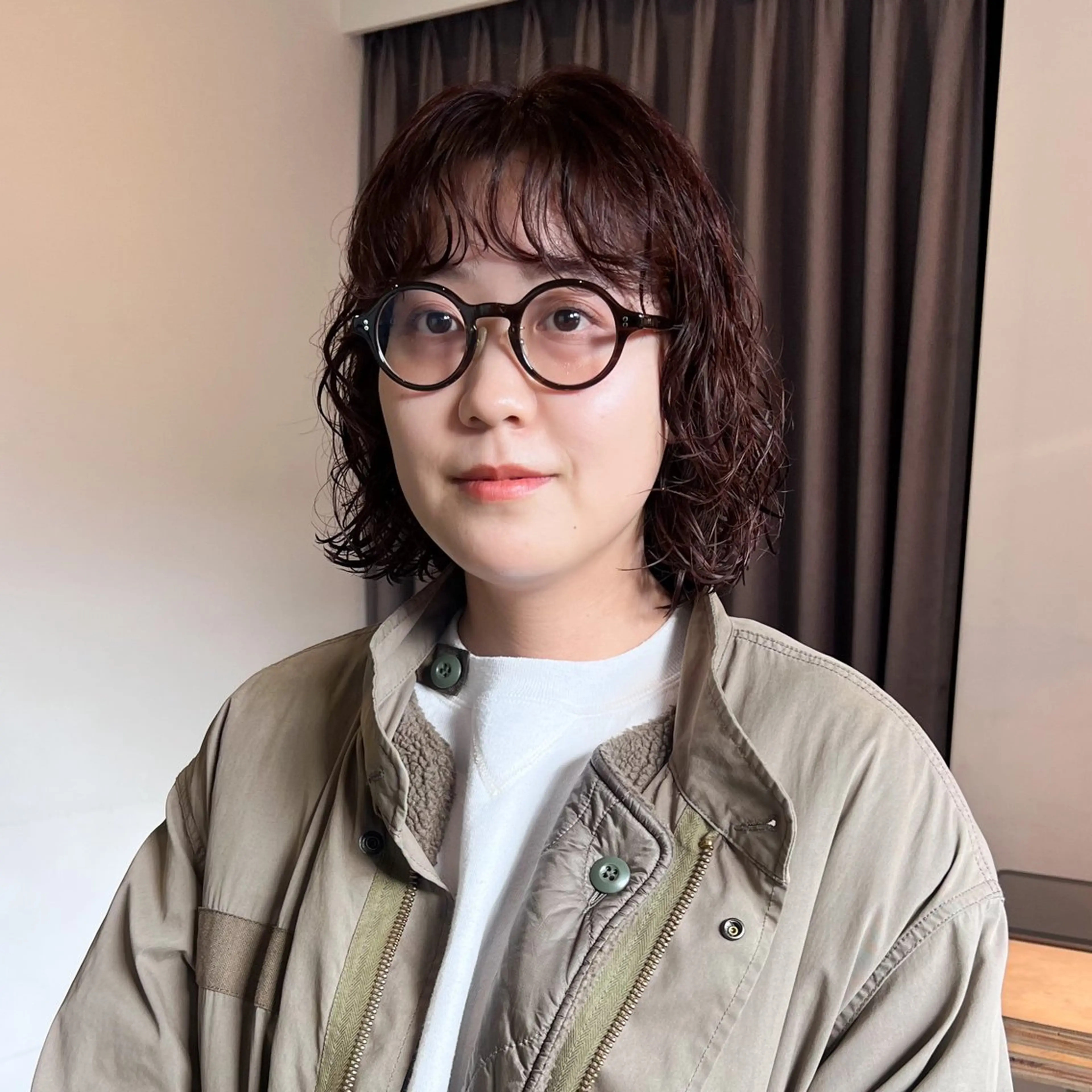 ショート カラー パーマ レイヤーカット カット ヘアカラー パーマ トリートメント ミディアムパーマ /癖毛パーマのヘアスタイル