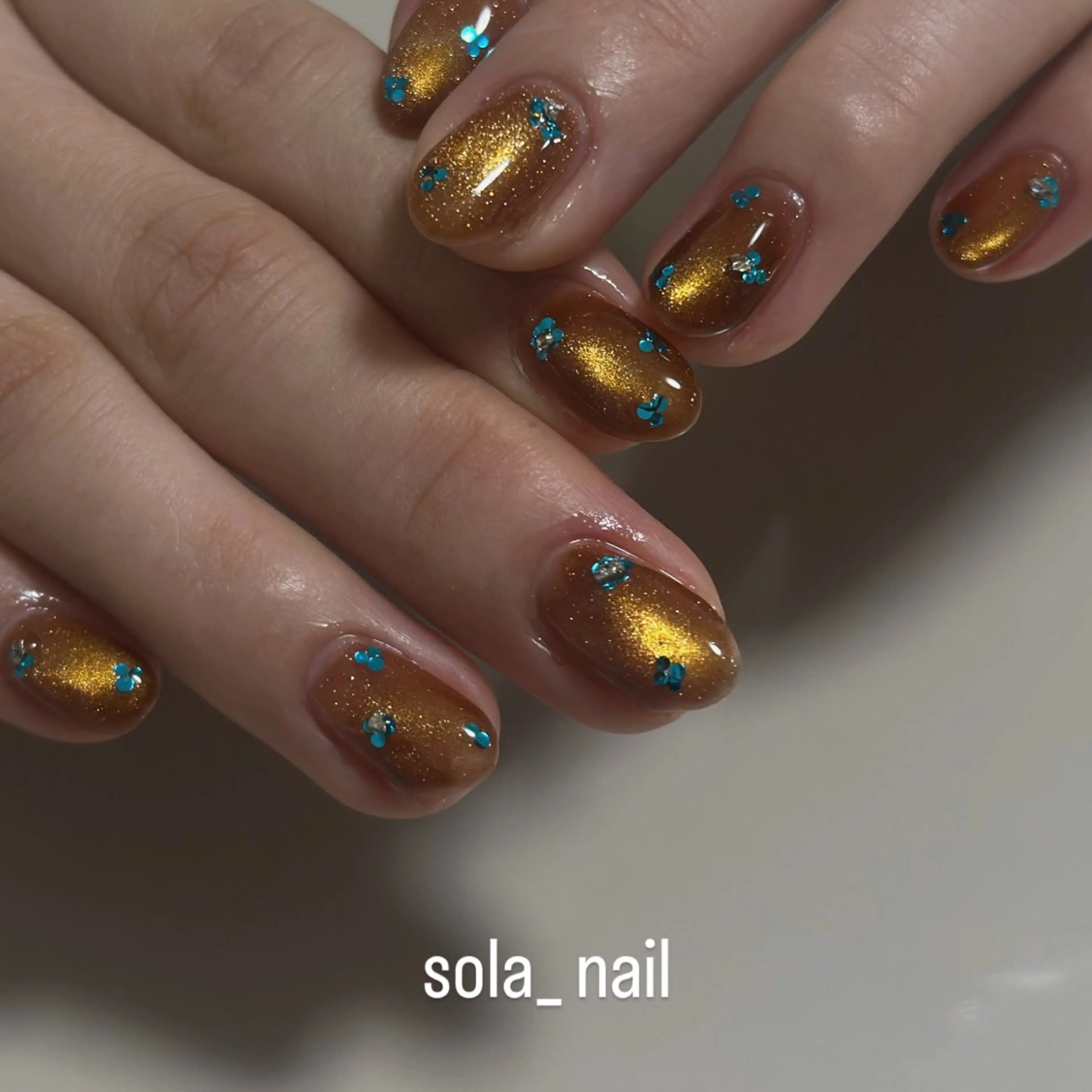 ネイル ブルー ブラウン フラワーネイル ラメ(グリッター) ニュアンスネイル solanail所属・sola nailのネイルデザイン