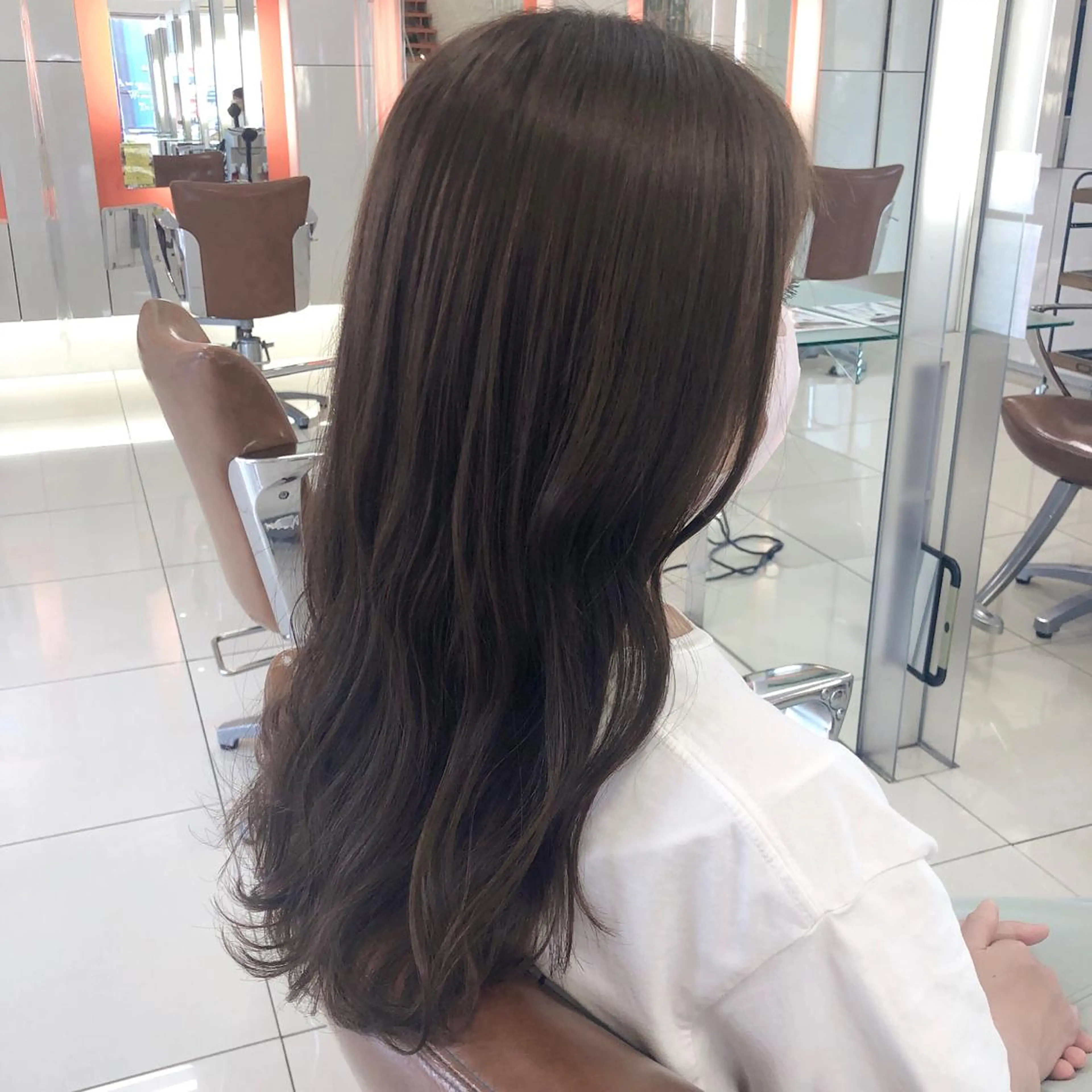 ロング カラー カット ヘアカラー トリートメント 岩戸優奈 束感まつげ ピンク/ベージュのヘアスタイル