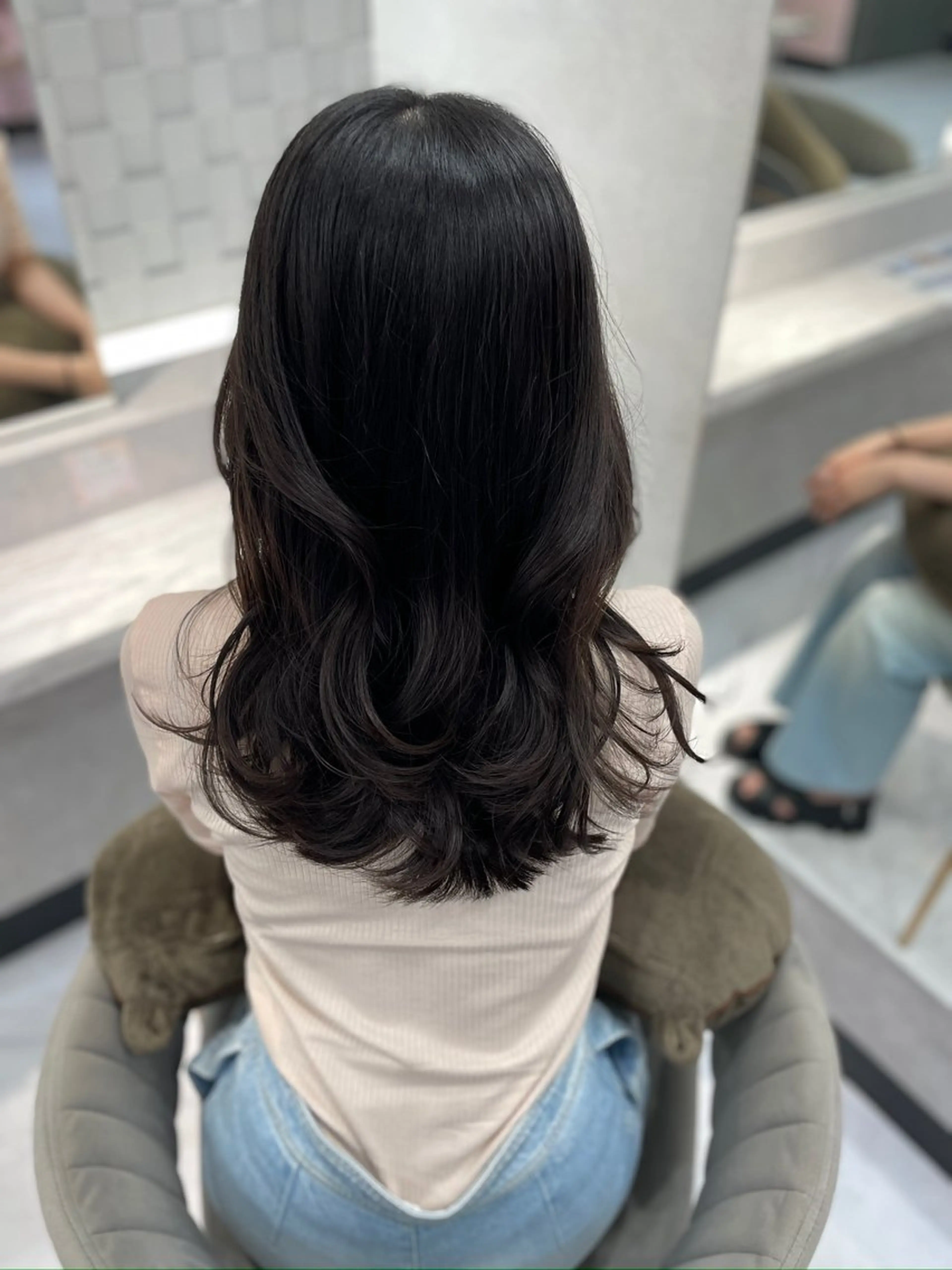 セミロング レイヤーカット GEM YURI ハイトーンカラーのヘアスタイル