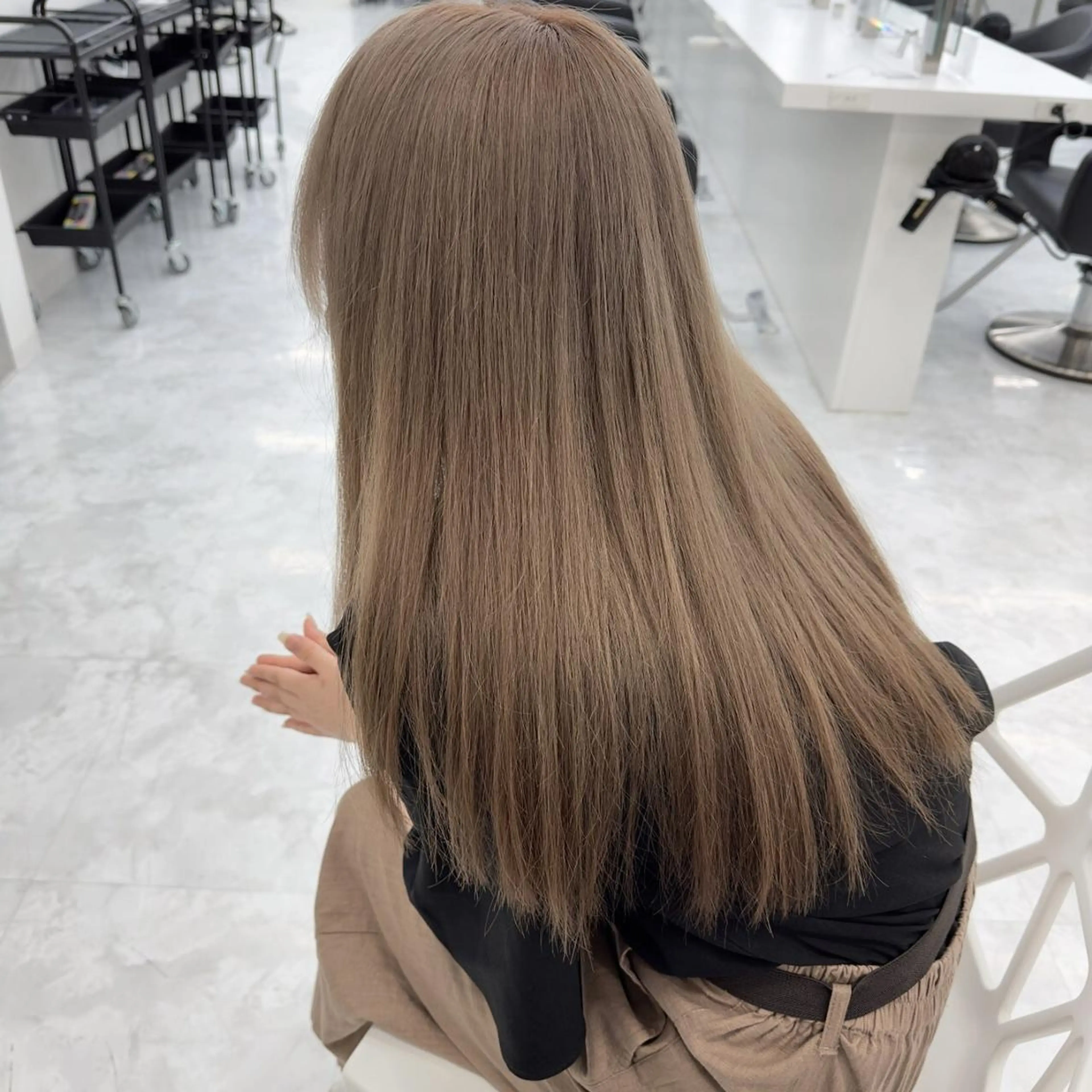 ロング カラー 透明感ベージュカラー ♡上野♡AIのヘアスタイル