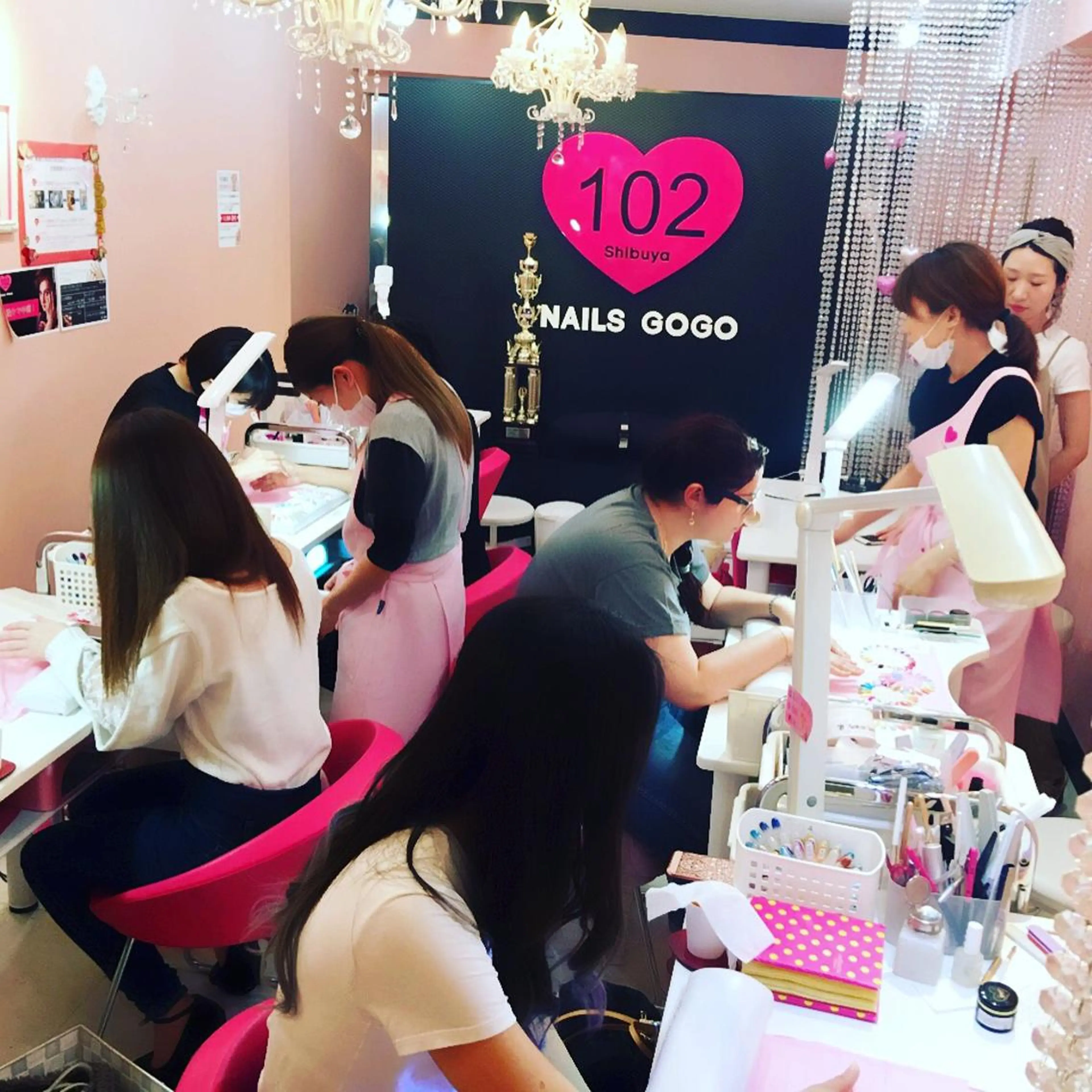 ショート カラー ヘアアレンジ メンズ キッズ ネイル マツエク・マツパ 付け放題 アートネイル フットネイル ジェルネイル 持ち込み NAILSGOGO shibuyaのネイルデザイン