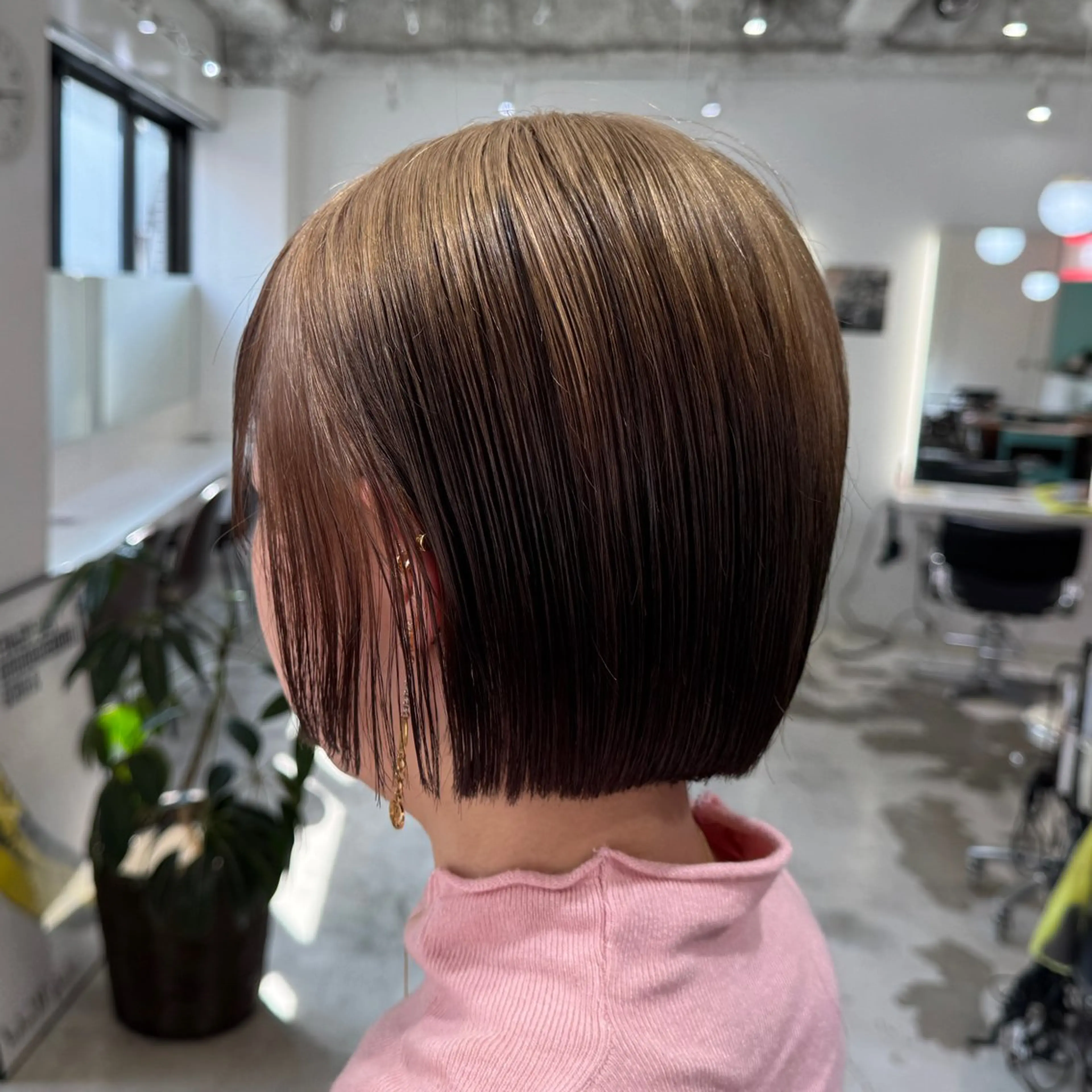 ショート カット ヘアカラー 艶髪ハイトーン× ボブ🥣アイネのヘアスタイル