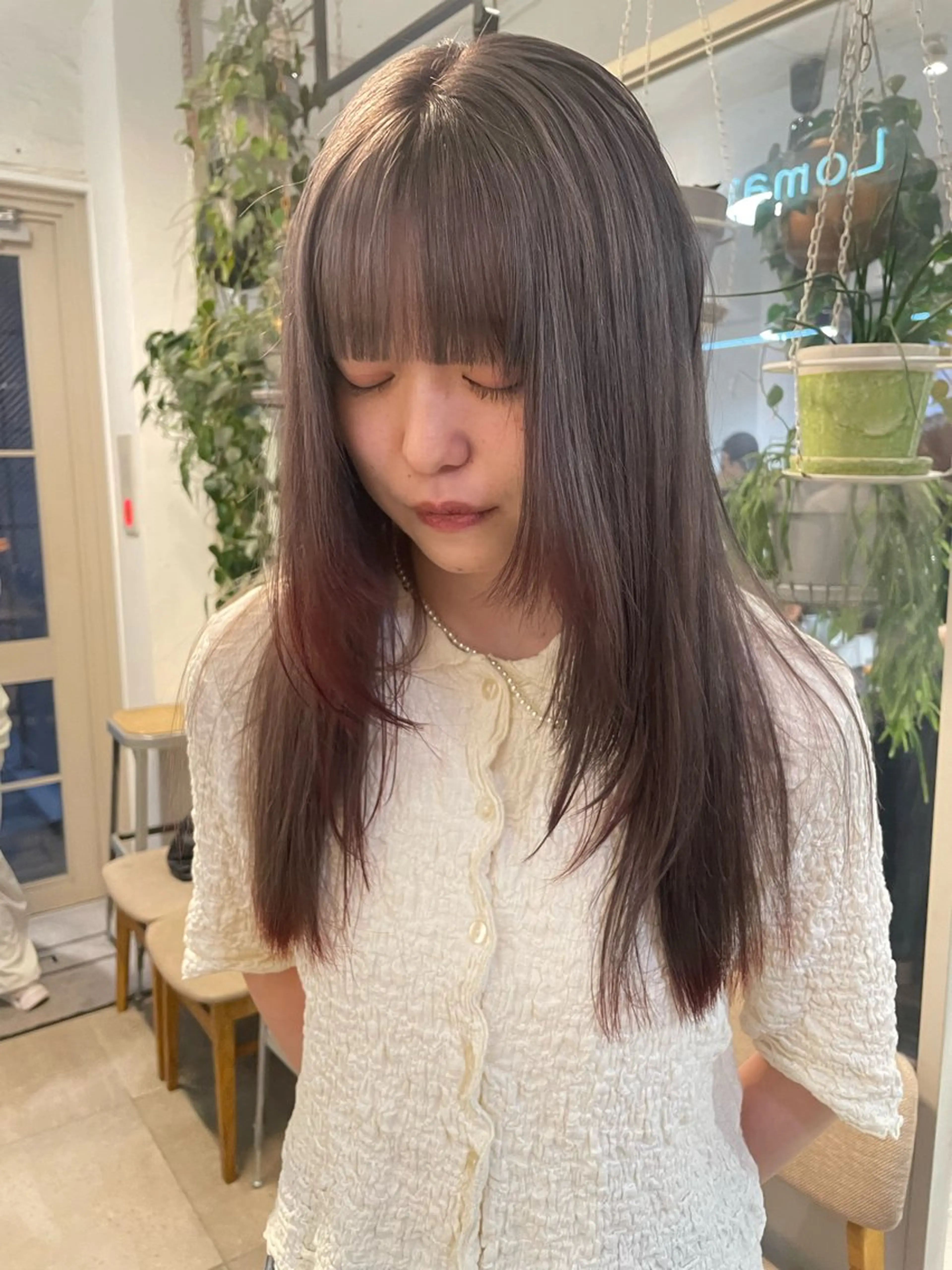 ロング カラー デザインカラー カット ヘアカラー トリートメント ミルクティー× グレージュMOMOのヘアスタイル