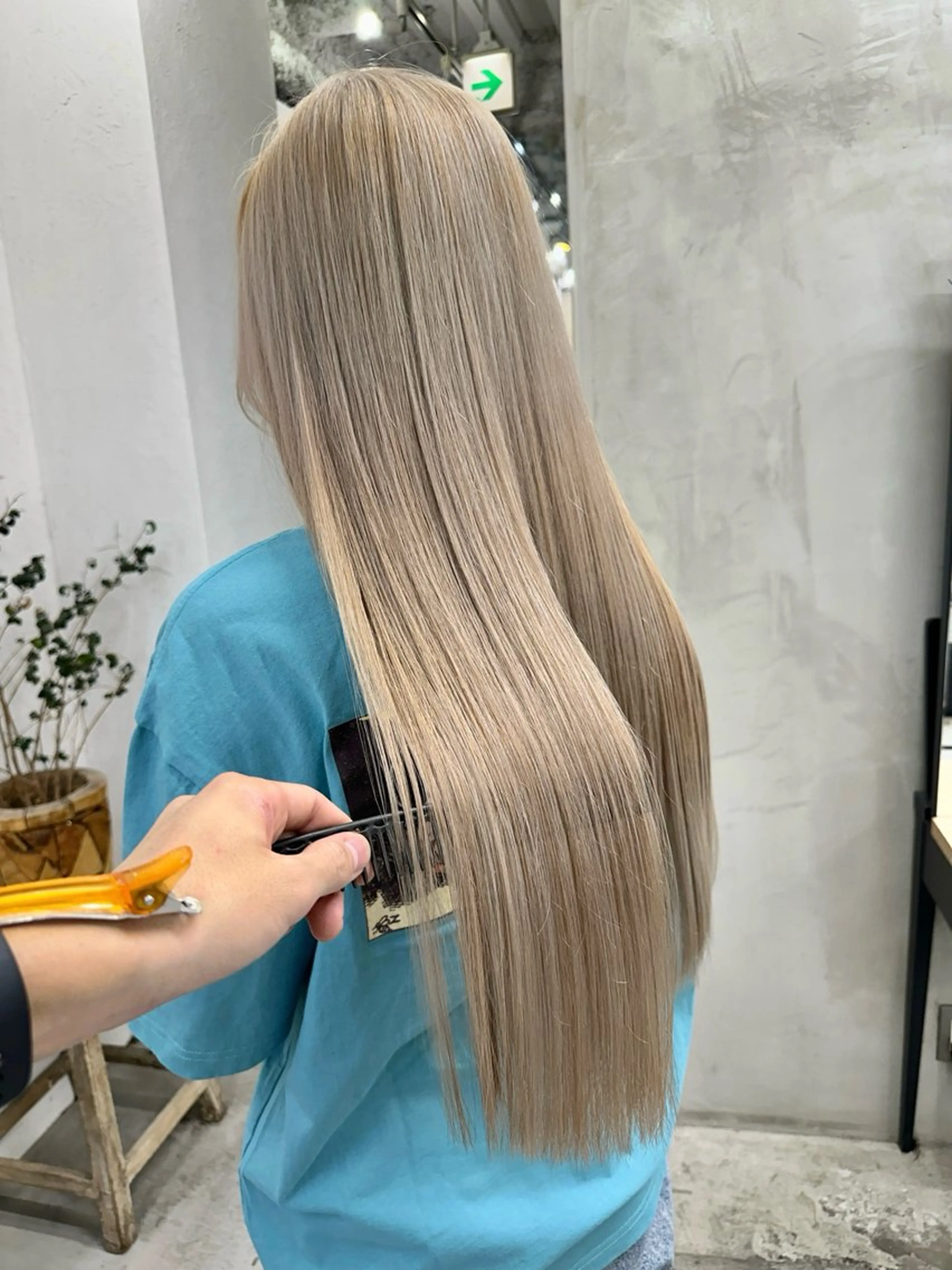 ロング カラー ベージュカラー ホワイトベージュ カット ヘアカラー トリートメント ブリーチダブルカラー 【koide】のヘアスタイル