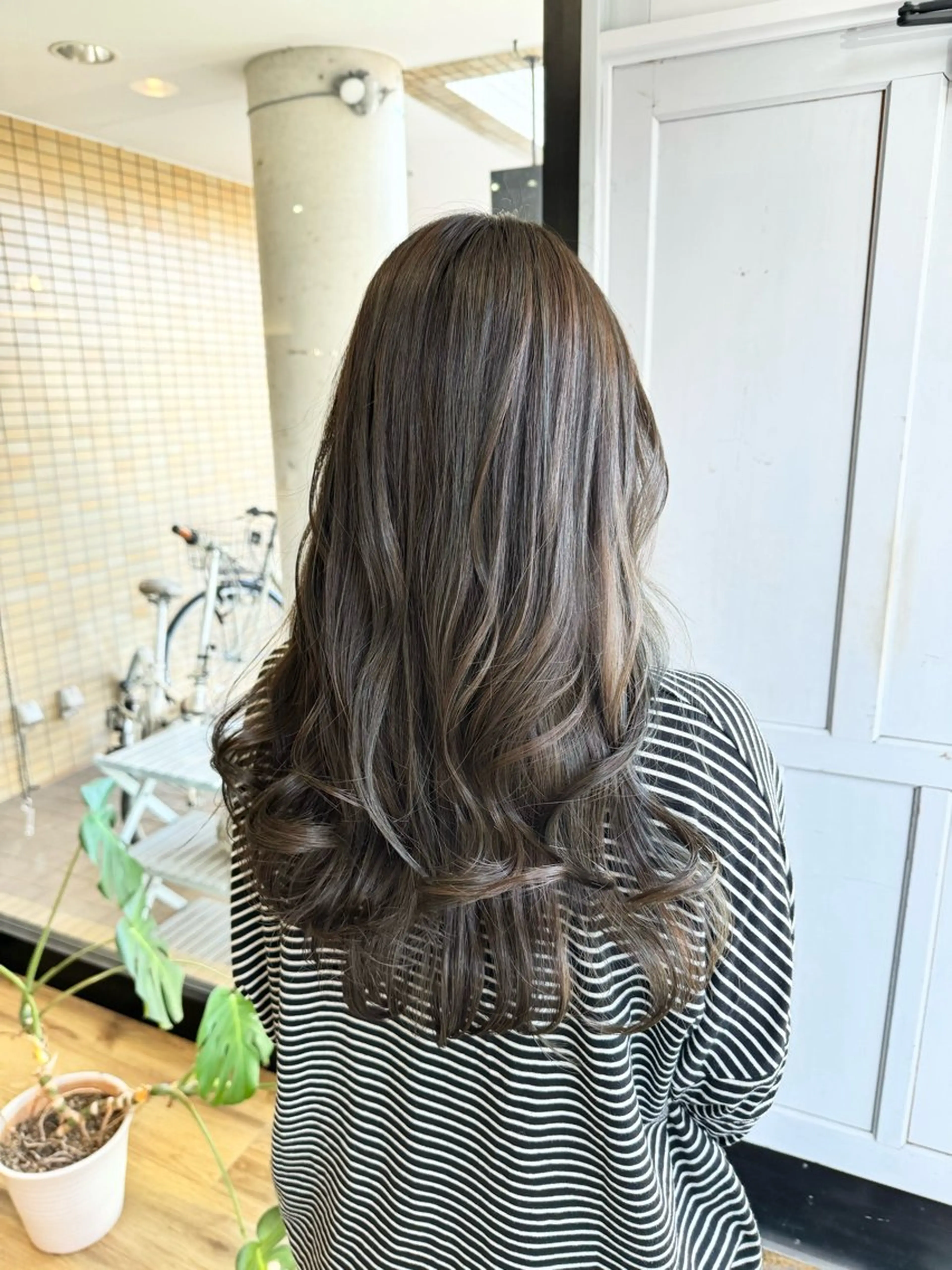 ロング カラー グレージュ オリーブグレージュ オリーブグレー ヘアカラー トリートメント ツキダテ ユイのヘアスタイル