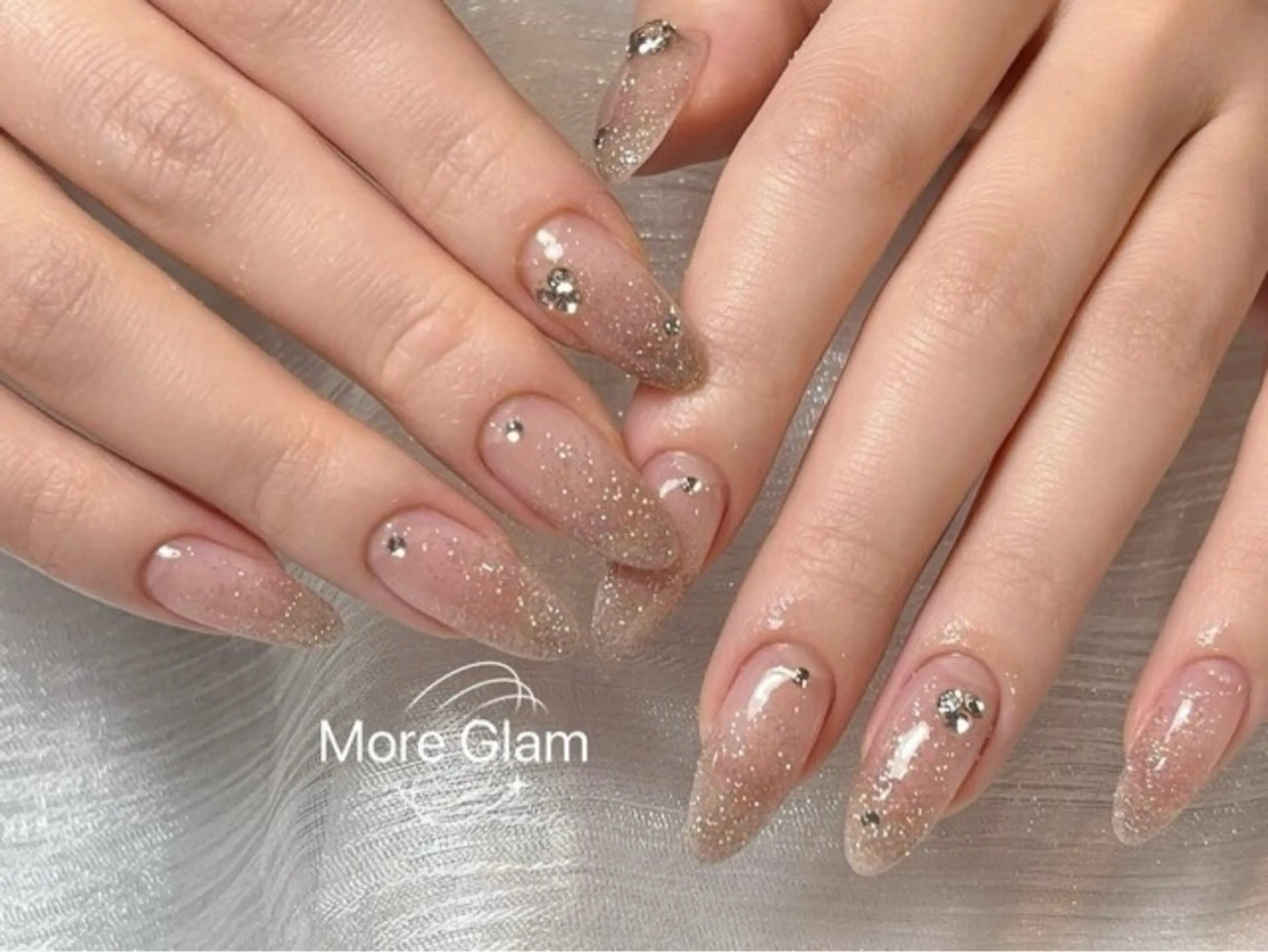 ネイル オーロラネイル カジュアル 長さ出し フレンチネイル ジェルネイル ハンドネイル Flora 🌟のネイルデザイン