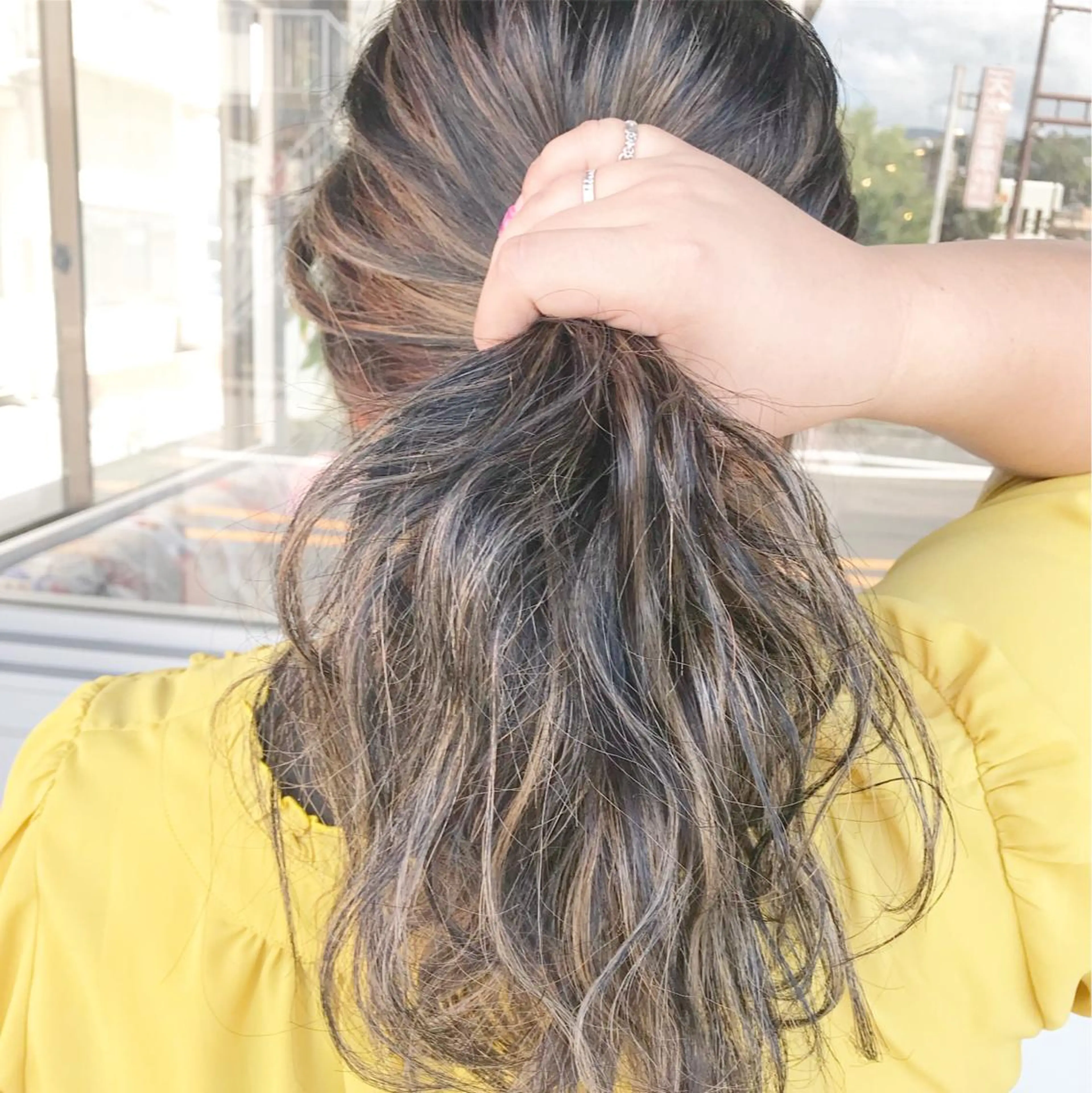 ミディアム カラー ヘアアレンジ お団子ヘア 切りっぱなしボブ バレイヤージュ ブリーチ グラデーションカラー Mariana/ 鶴原-ハイライトのヘアスタイル