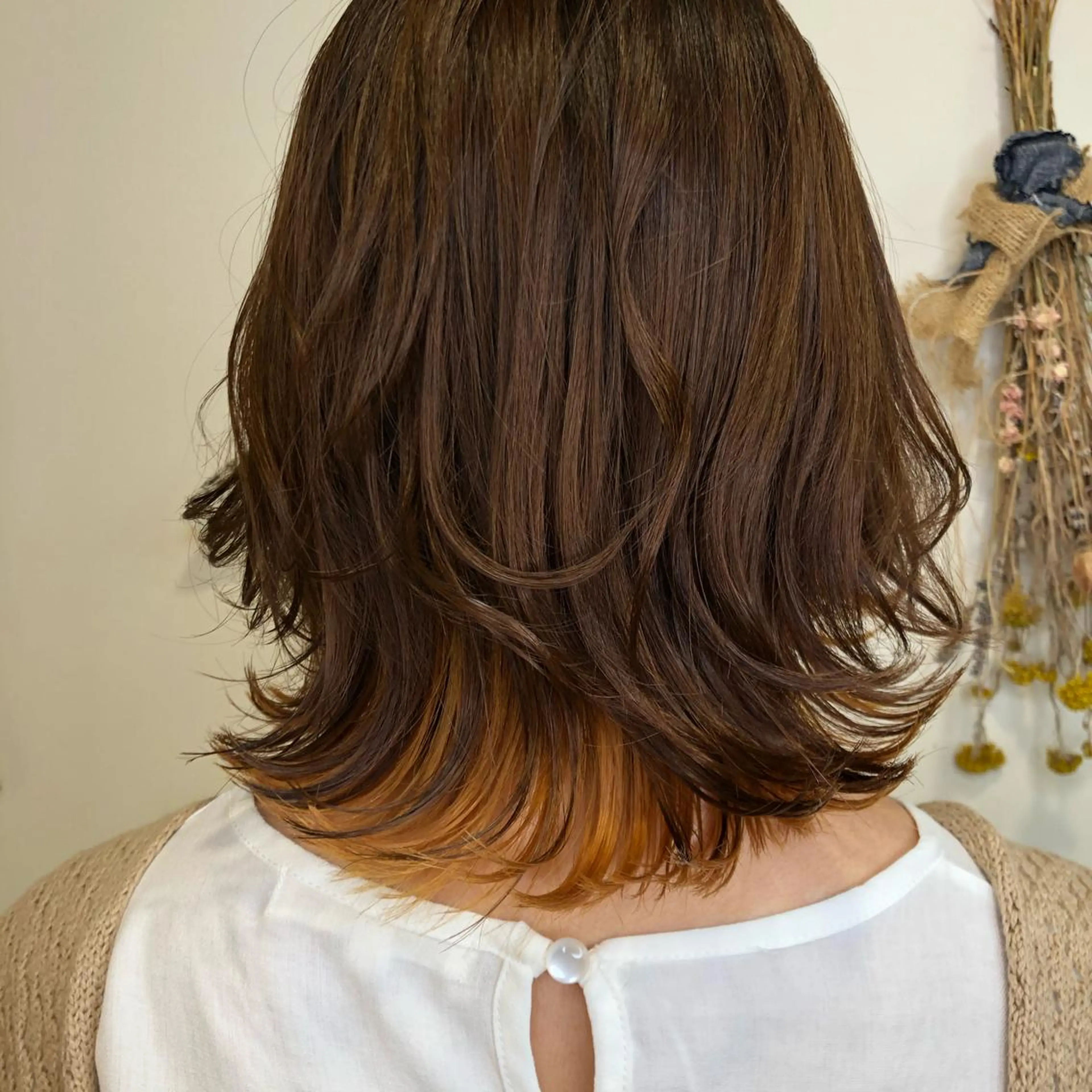 ミディアム カラー インナーカラー オレンジ カット ヘアカラー 松佐 ゆかりのヘアスタイル