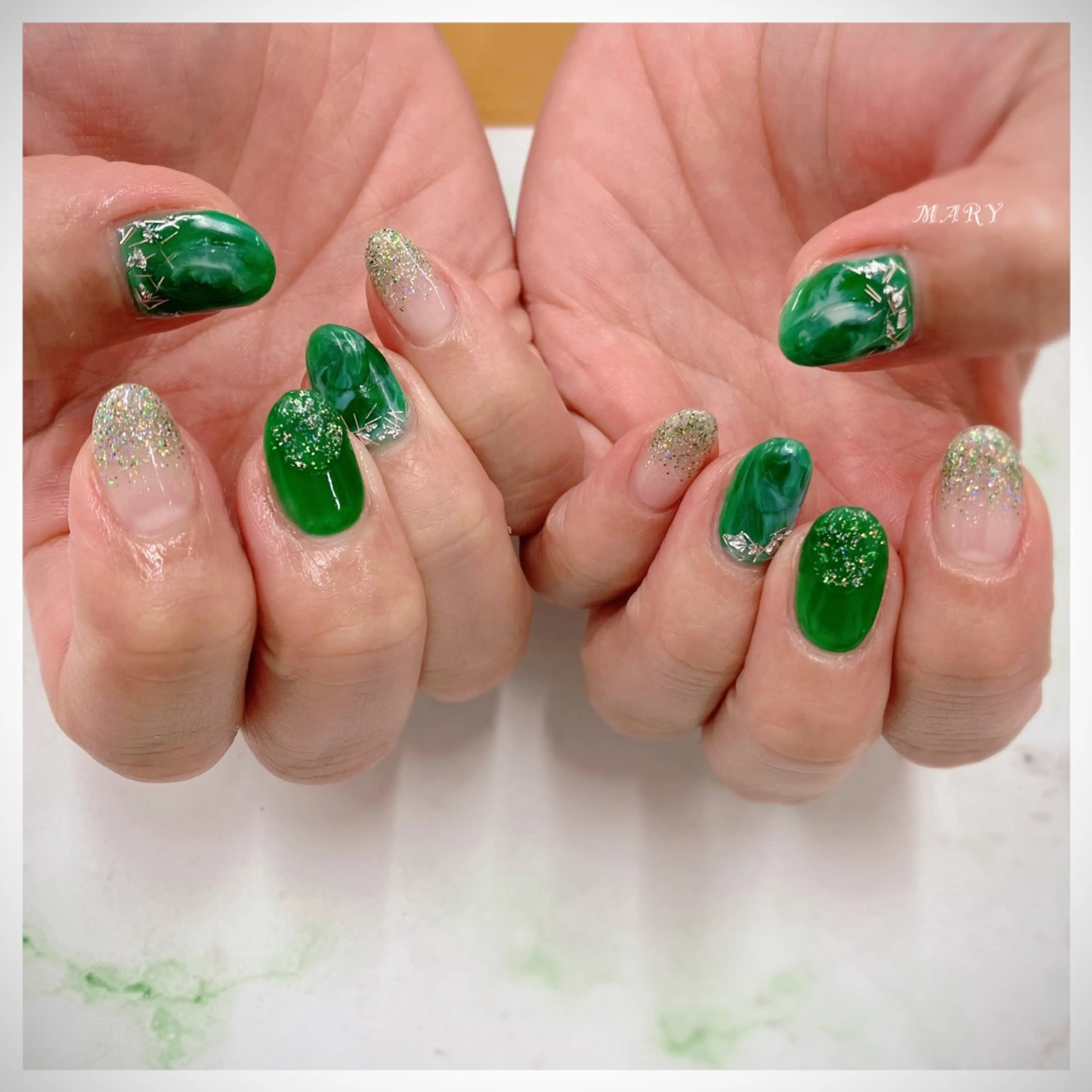ネイル フラッシュネイル グリーン キラキラネイル ニュアンスネイル ワンカラーネイル ハンドネイル Mary nail所属・Mary nail .narumiのネイルデザイン