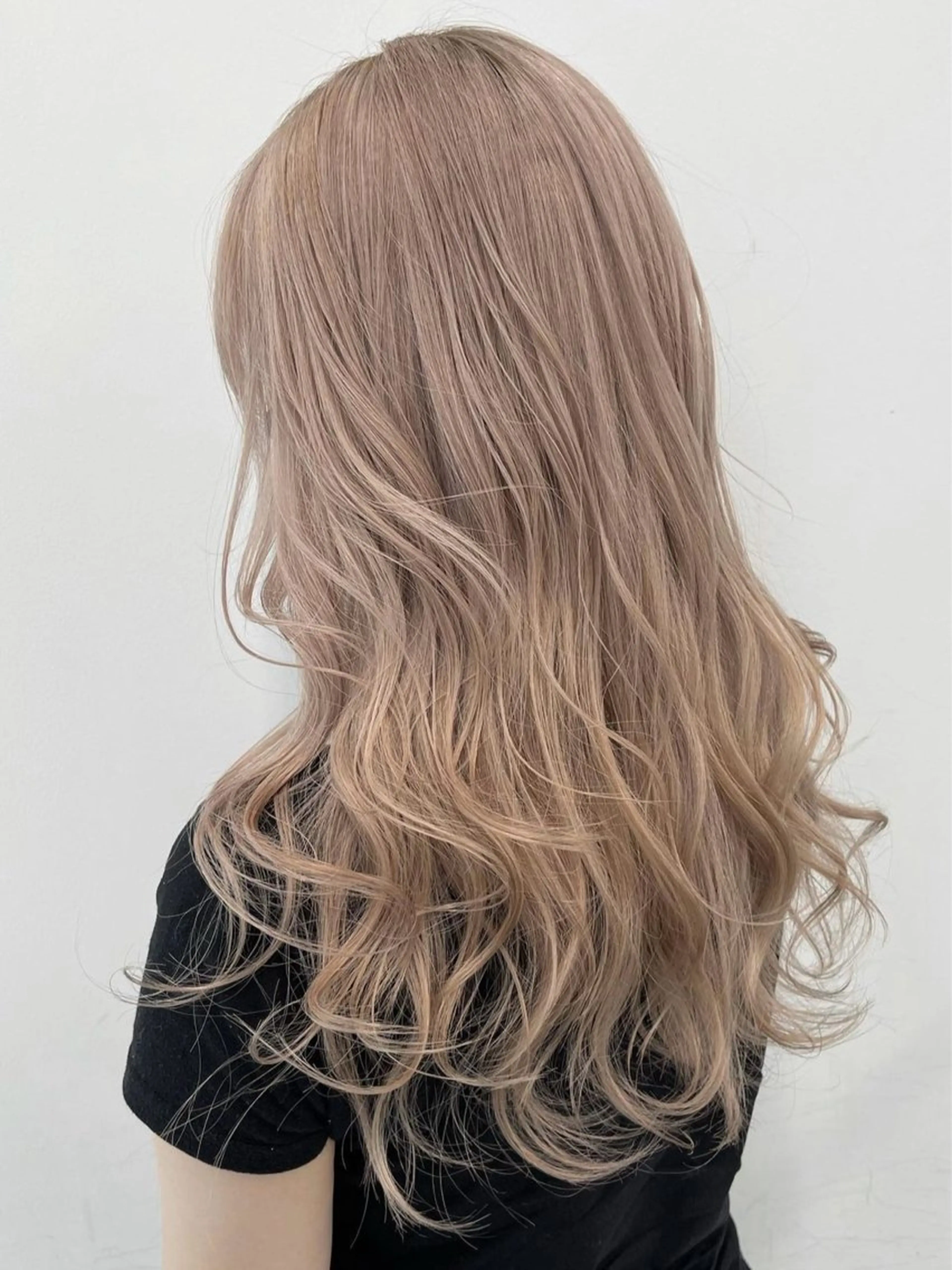 ロング カラー アッシュ ベージュカラー ブリーチ ブロンド ブラウンカラー カット ヘアカラー トリートメント nico TOKYO 渋谷所属・ブリーチ　ハイトーン 特化🌈フジタハルキのヘアスタイル