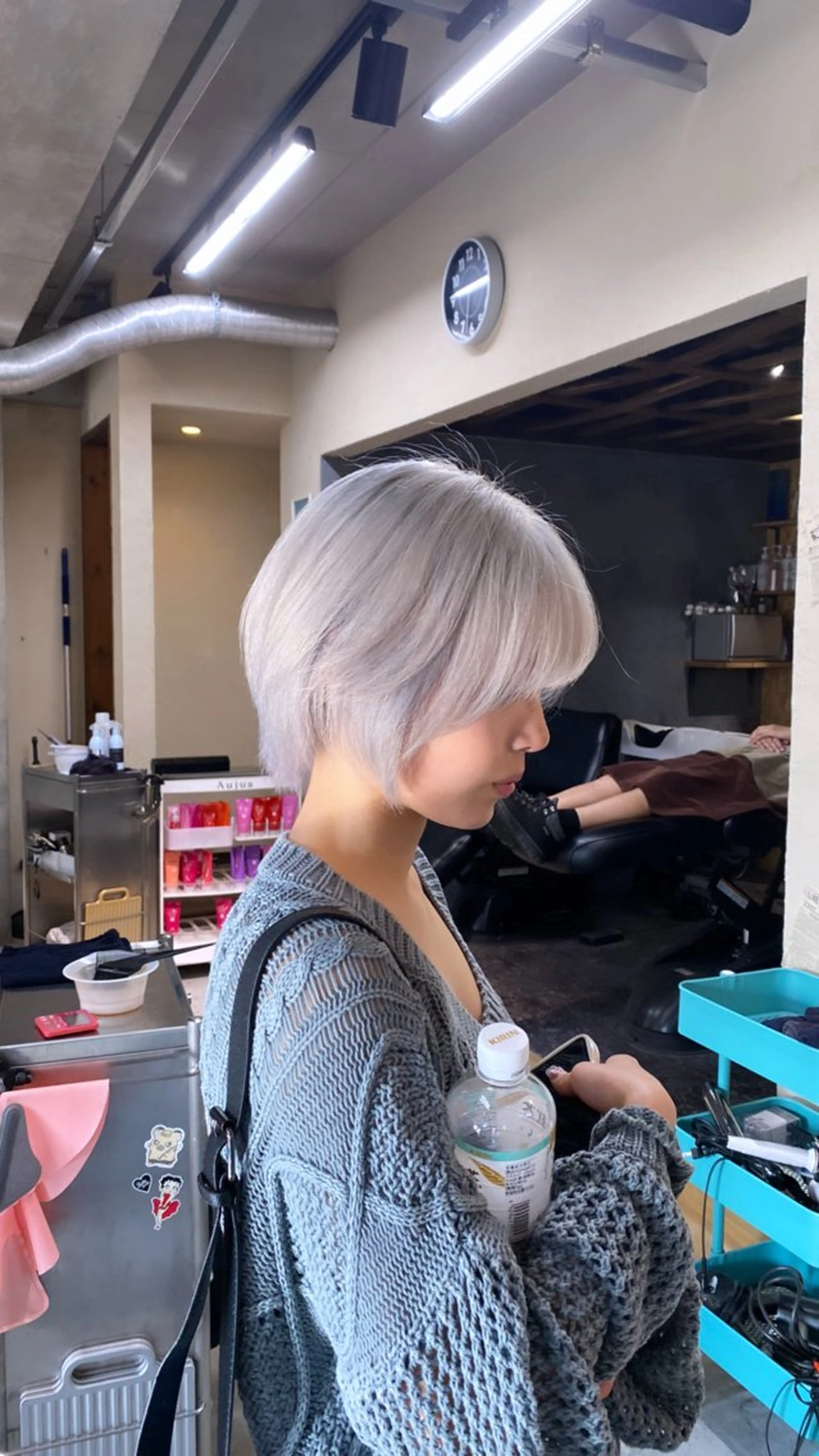 ショート カラー ブリーチ ケアブリーチ シルバー ホワイトシルバー ヘアカラー トリートメント SUONO所属・ブリーチムラ修正 /ハイトーン/青砥大のヘアスタイル