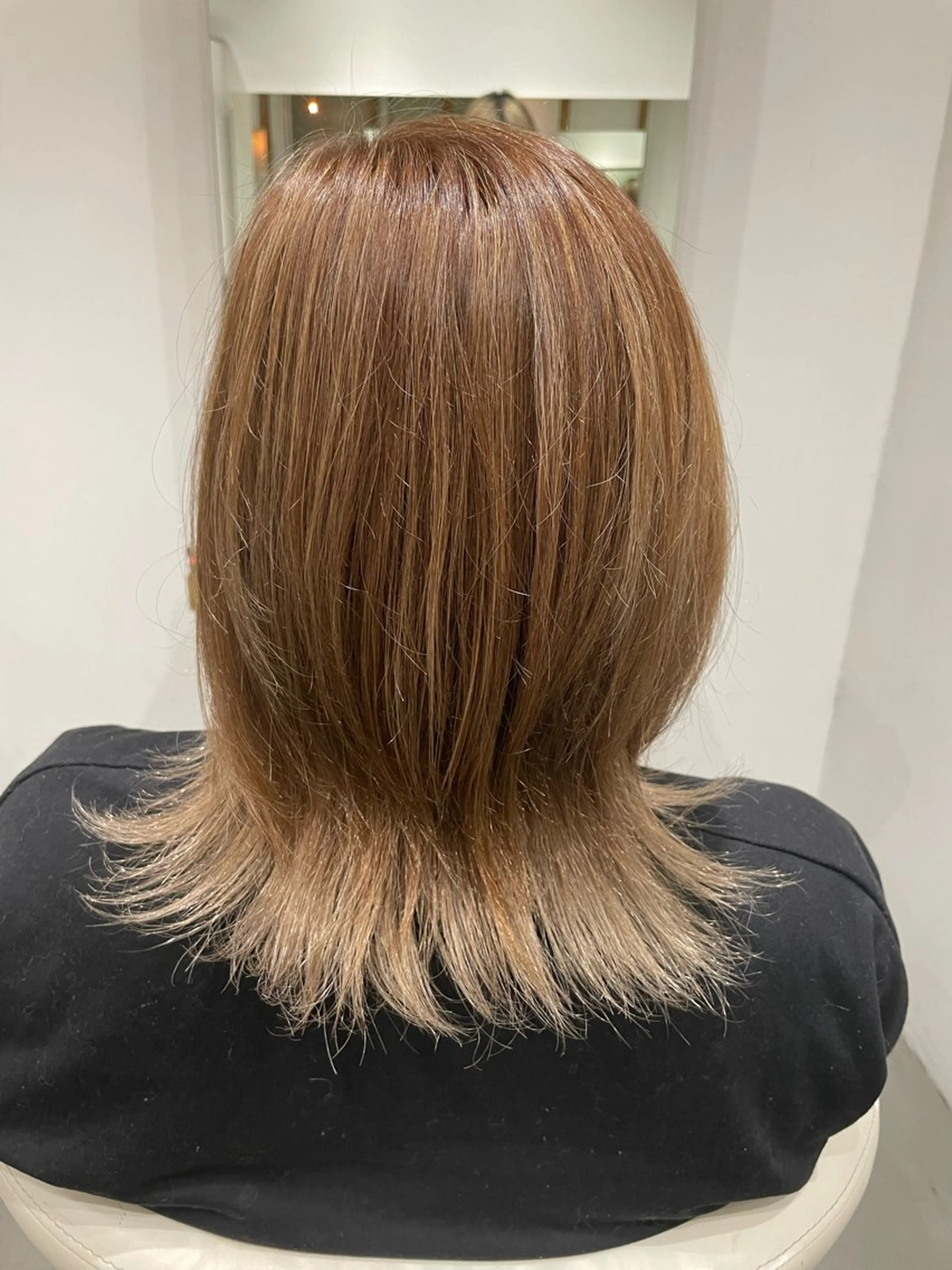 ミディアム カラー ベージュカラー ハイライトカラー ミルクティーベージュ ハイライト ウルフカット 🎨 SHIORI🥀のヘアスタイル