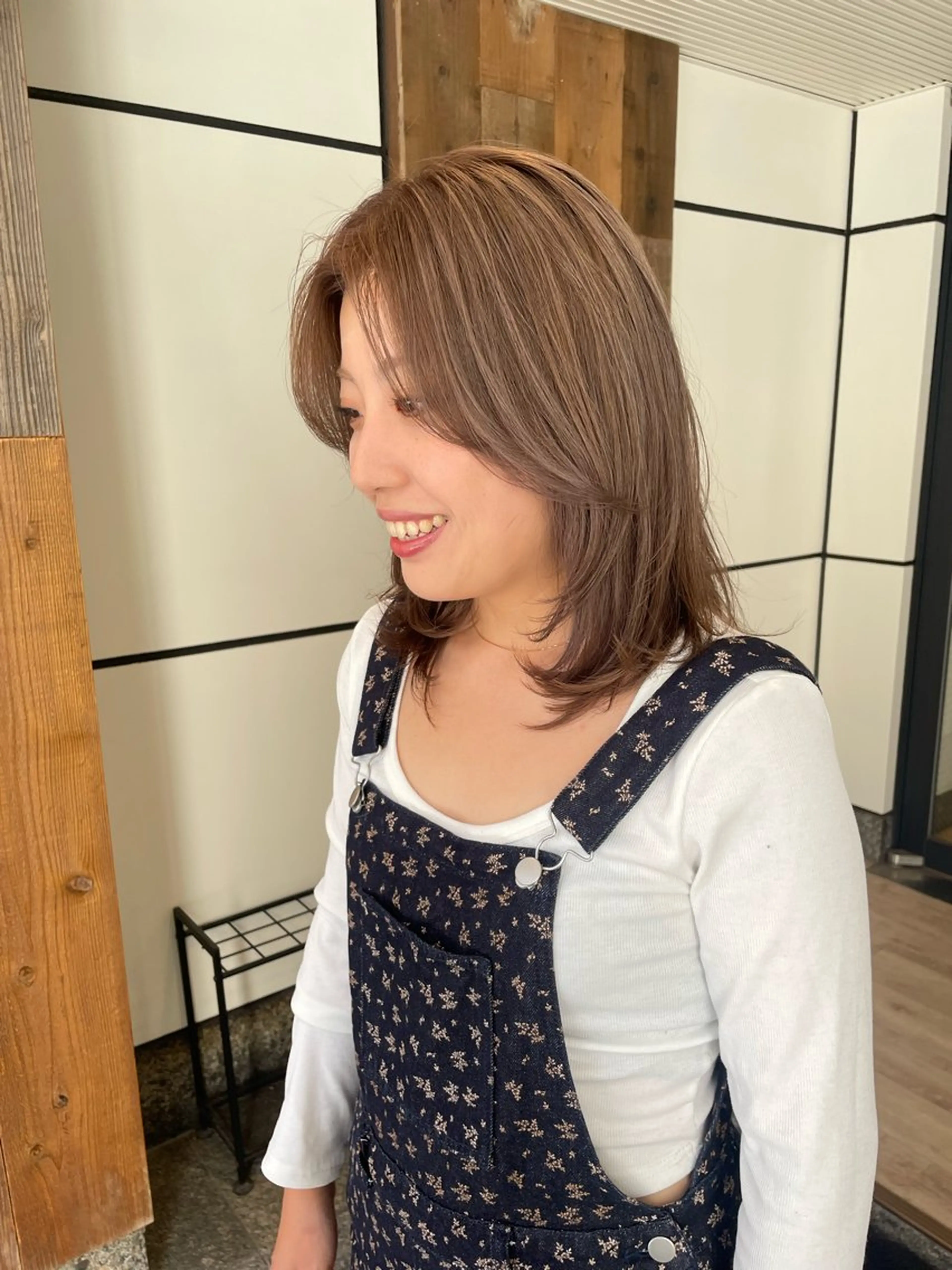 セミロング カラー ハイトーンカラー レイヤーカット ヘアカラー 渋谷 留菜のヘアスタイル