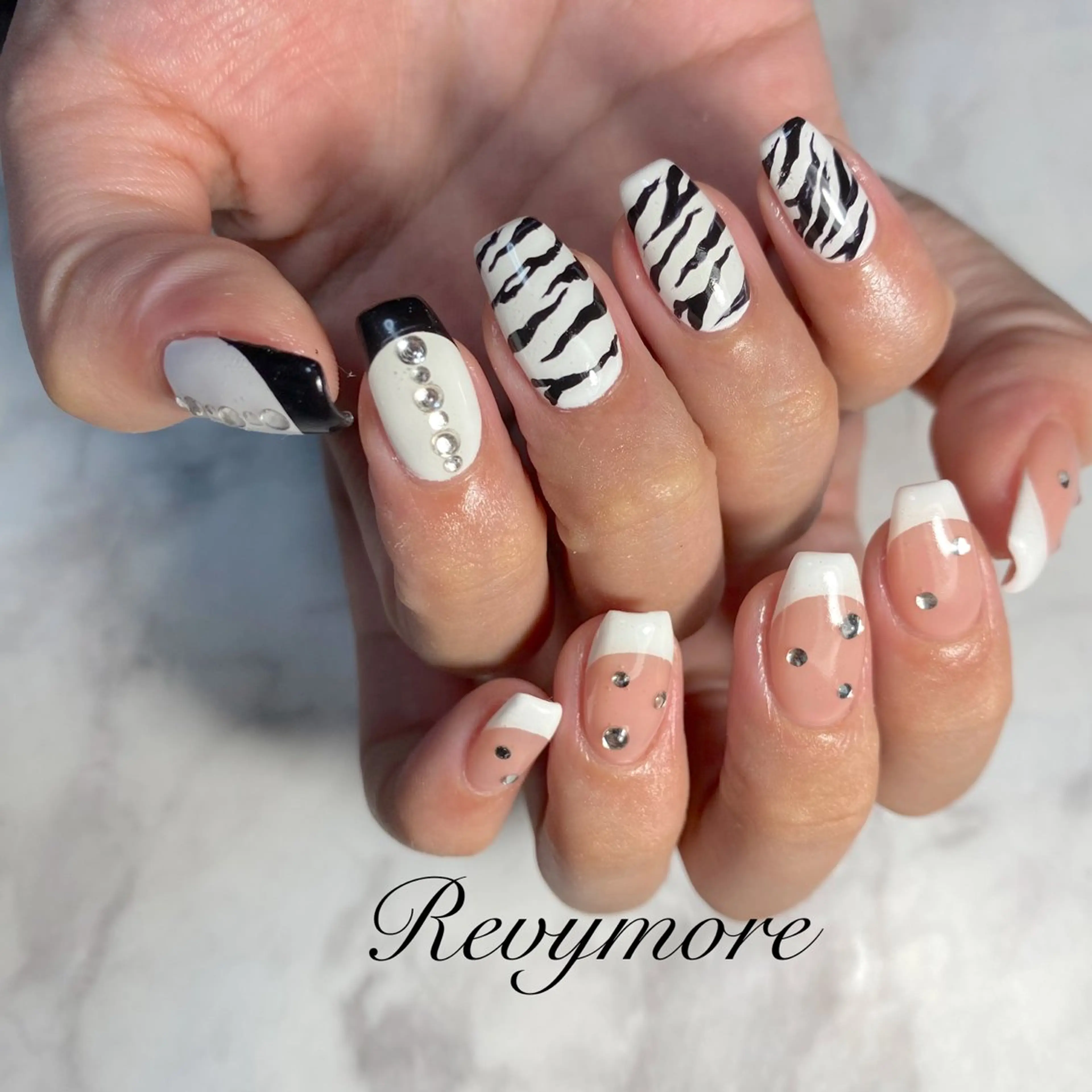 ミディアム ネイル 韓国風ヘア アニマル柄 フレンチネイル ジェルネイル キラキラネイル nail salon Revymore所属・nail salon Revymoreのネイルデザイン