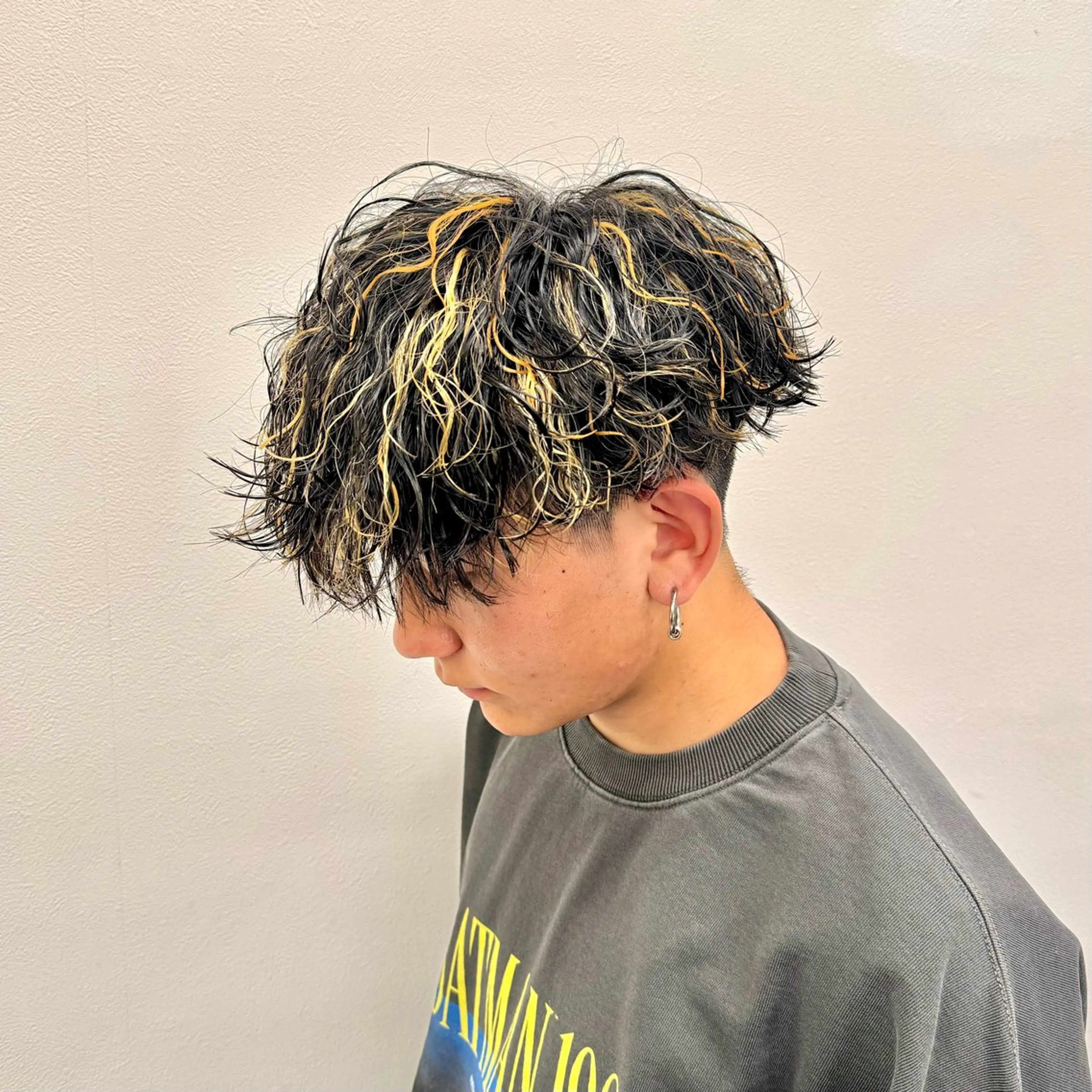 ミディアム カラー パーマ ヘアアレンジ メンズ ミディアムパーマ メンズメッシュ メンズパーマ メッシュ カット ヘアカラー パーマ ヘッドスパ ヘアセット 顔まわりカット の達人のヘアスタイル