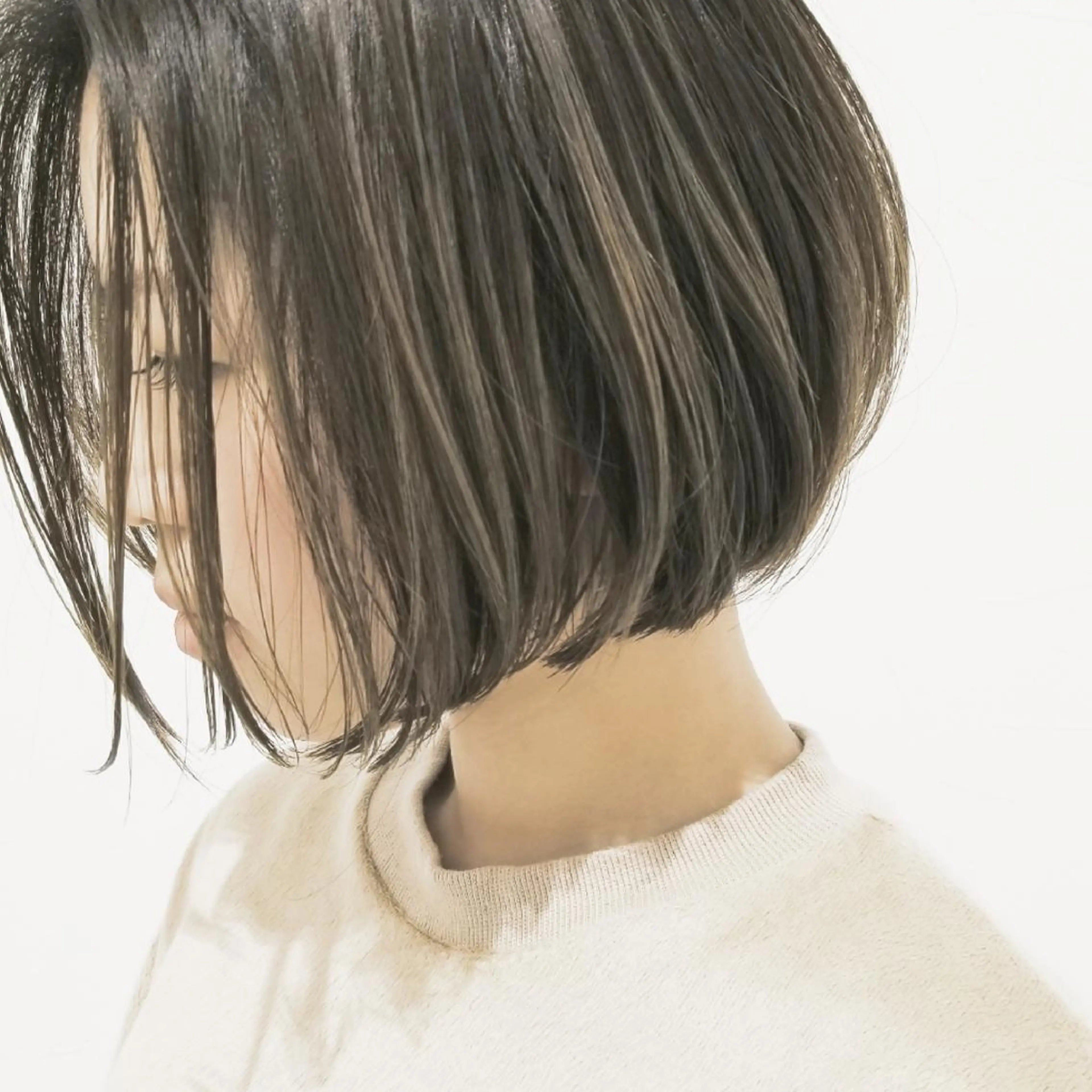 カラー ショート 透明感カラー グレージュ カーキグレージュ ボブ カット ヘアカラー トリートメント レイヤーカット/ ウルフカット/大橋 のヘアスタイル