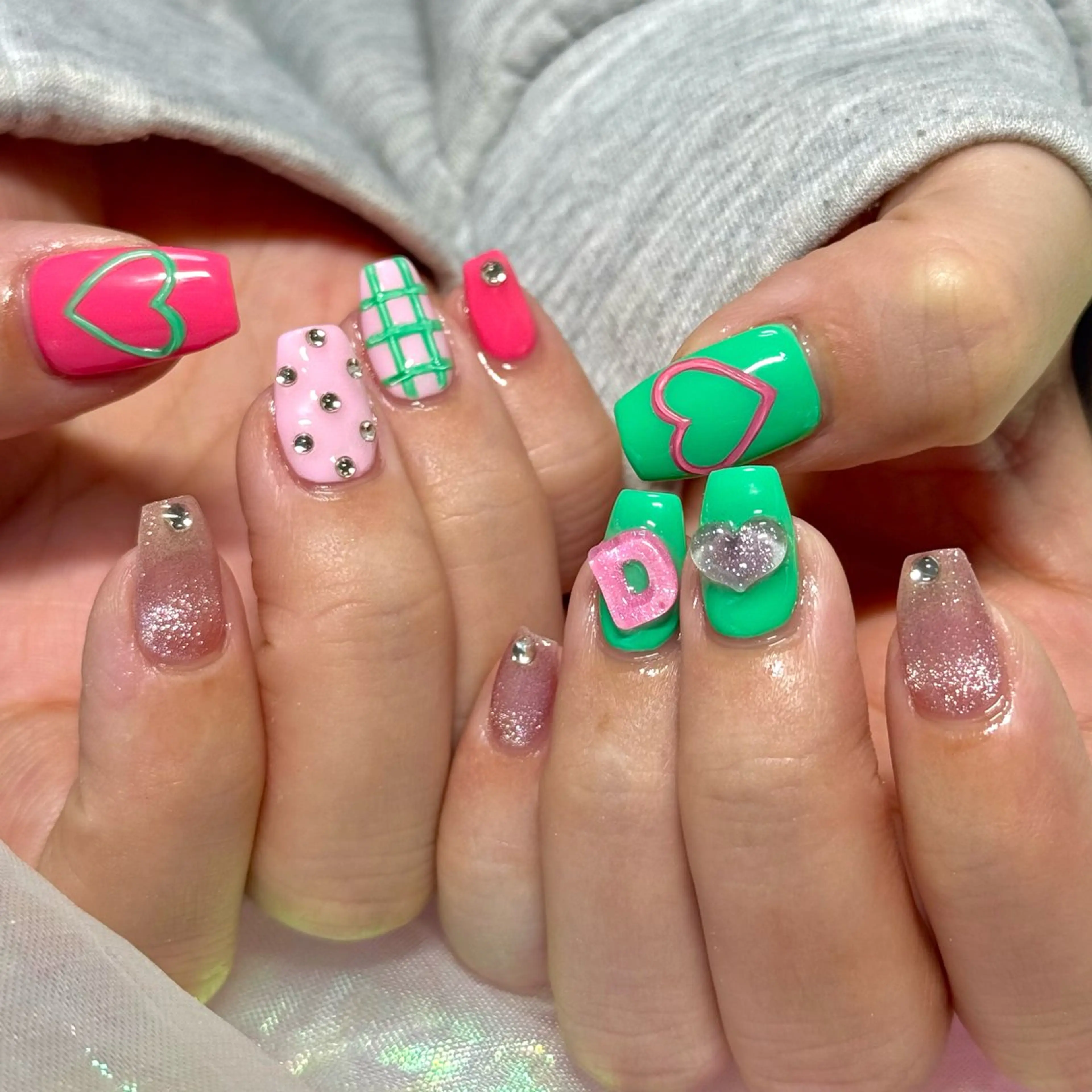 ネイル グリーン ハート キラキラネイル マグネットネイル ピンク ハンドネイル OKIKA所属・【OKIKA】 らん🦖🌈🧡のマツエク・マツパデザイン