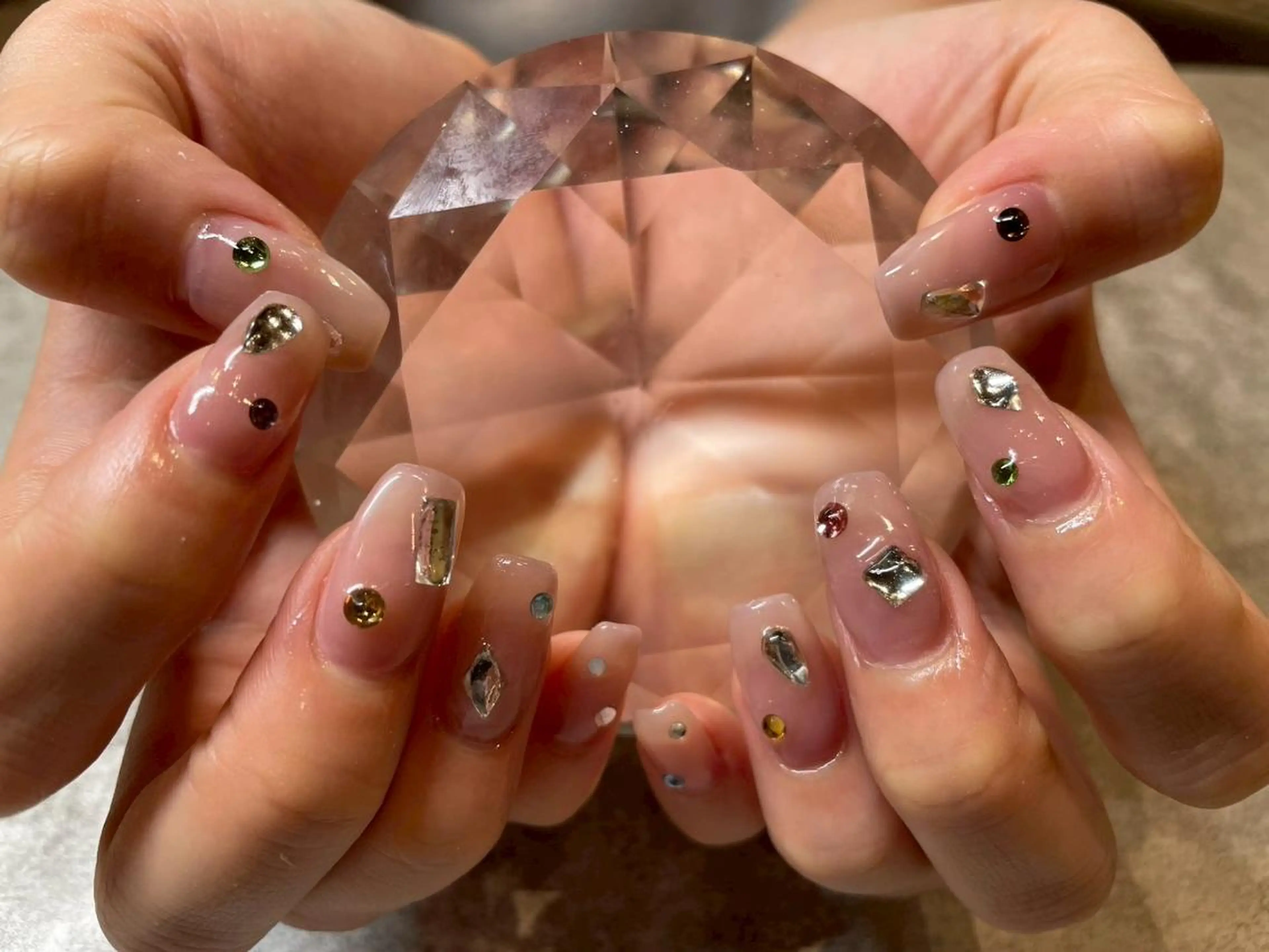 ネイル ボルドー チークネイル クリアネイル 成人式 フラッシュネイル Peche Bloom💅🏼のネイルデザイン