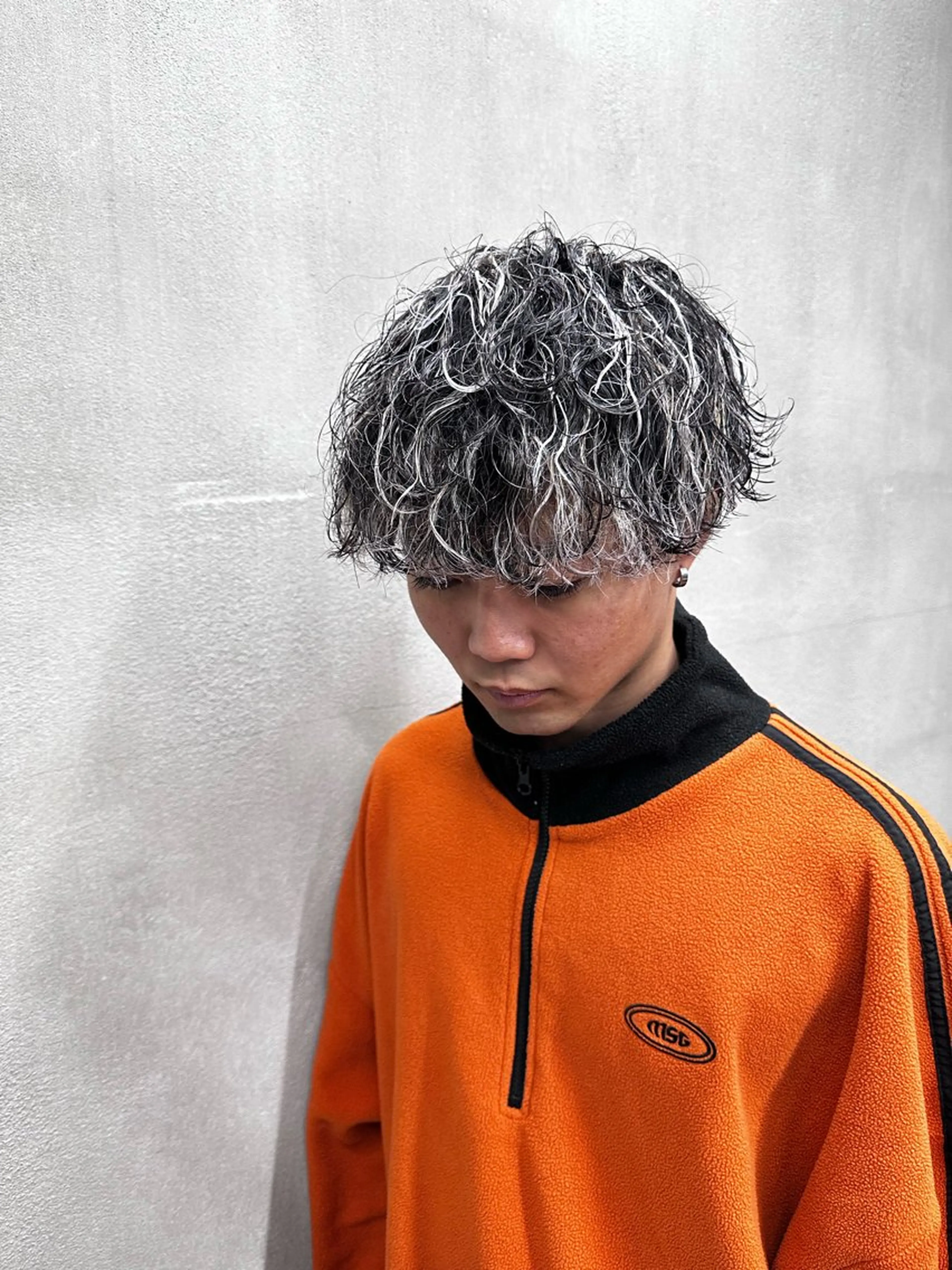 カラー パーマ メンズ メンズメッシュ メンズパーマ 波巻きパーマ メッシュ DAZZLE hair  H所属・山本 莉人のヘアスタイル