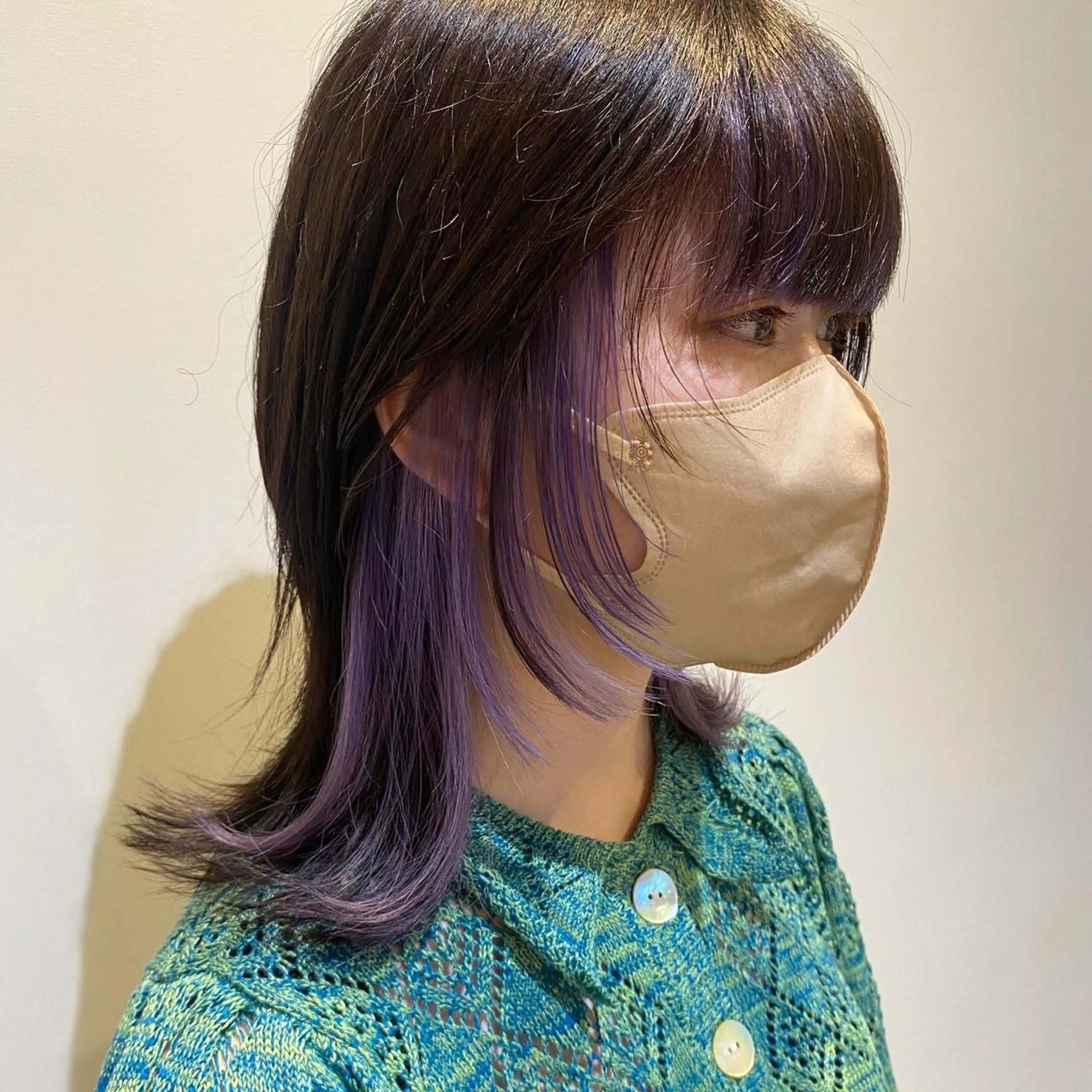 ミディアム パープルカラー くびれヘア ハッシュカット ウルフカット カット ヘアカラー 大阪ウルフカット ハッシュカットのヘアスタイル