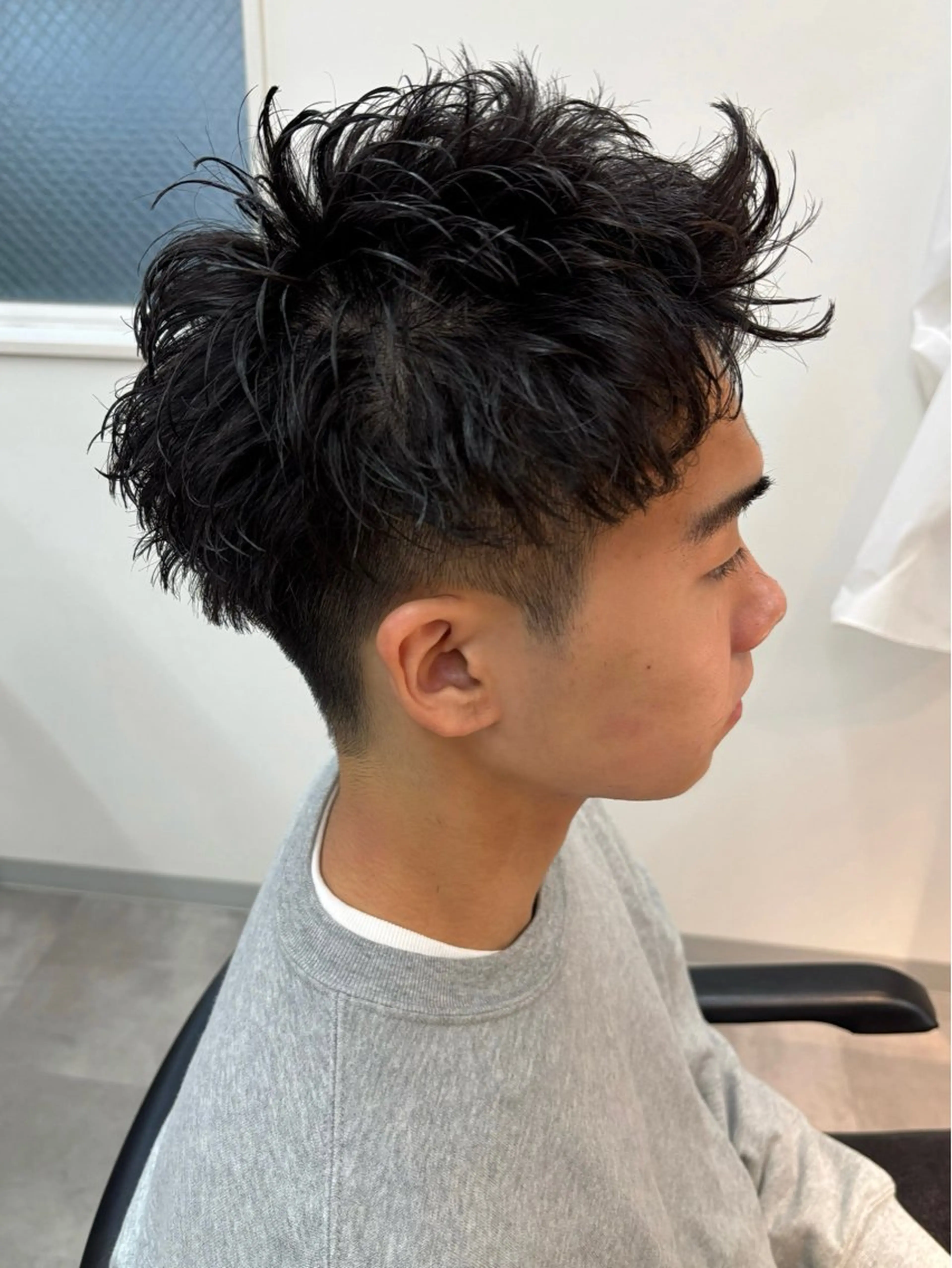 メンズ アップバング 刈り上げ カット フェザーパーマ/韓国 /メンズカット保立のヘアスタイル