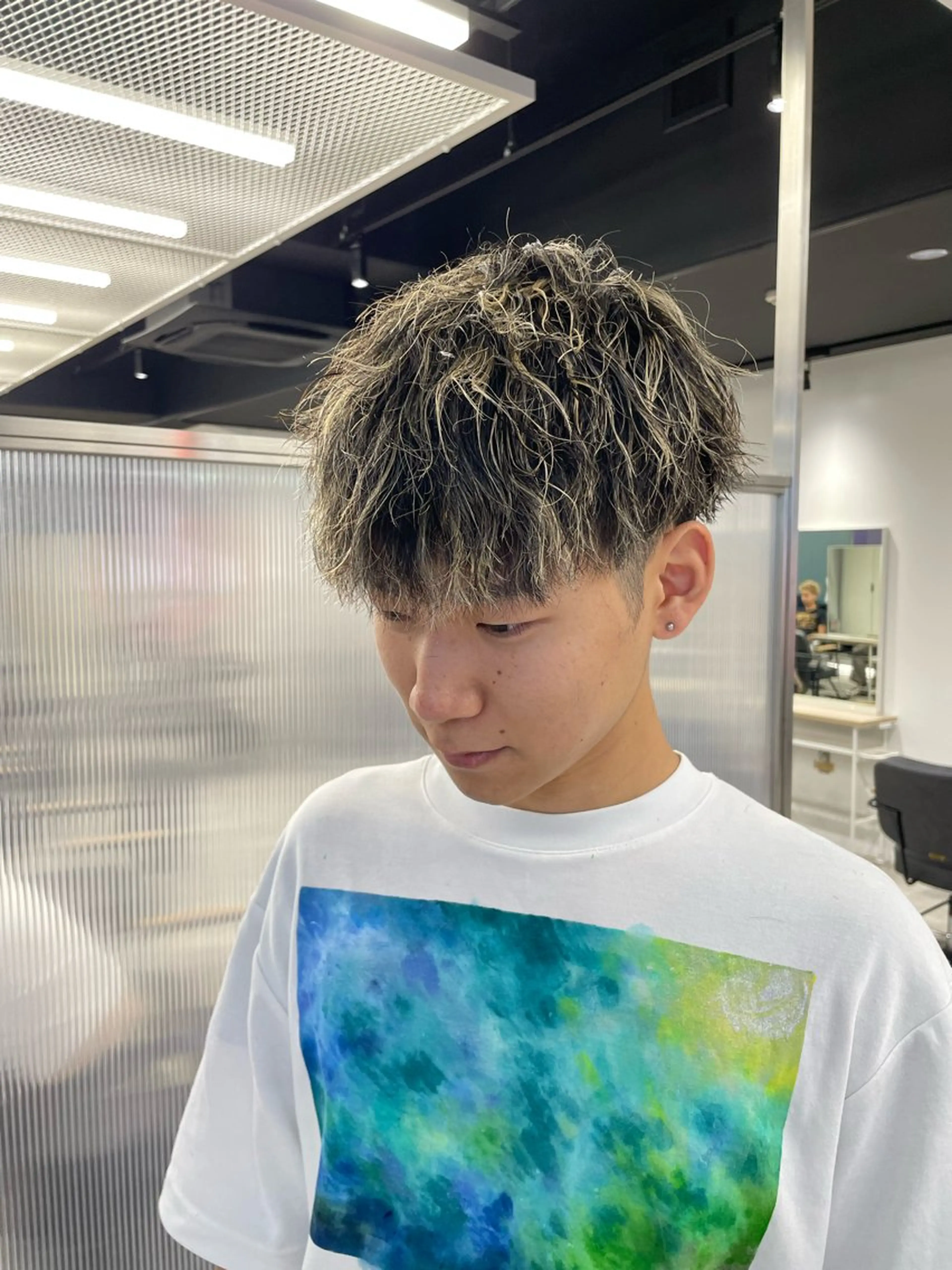 ショート カラー パーマ メンズ メンズメッシュ メンズパーマ メンズツイストパーマ 波巻きパーマ メッシュ カット ヘアカラー パーマ カラーモデル⚡️ REONのヘアスタイル