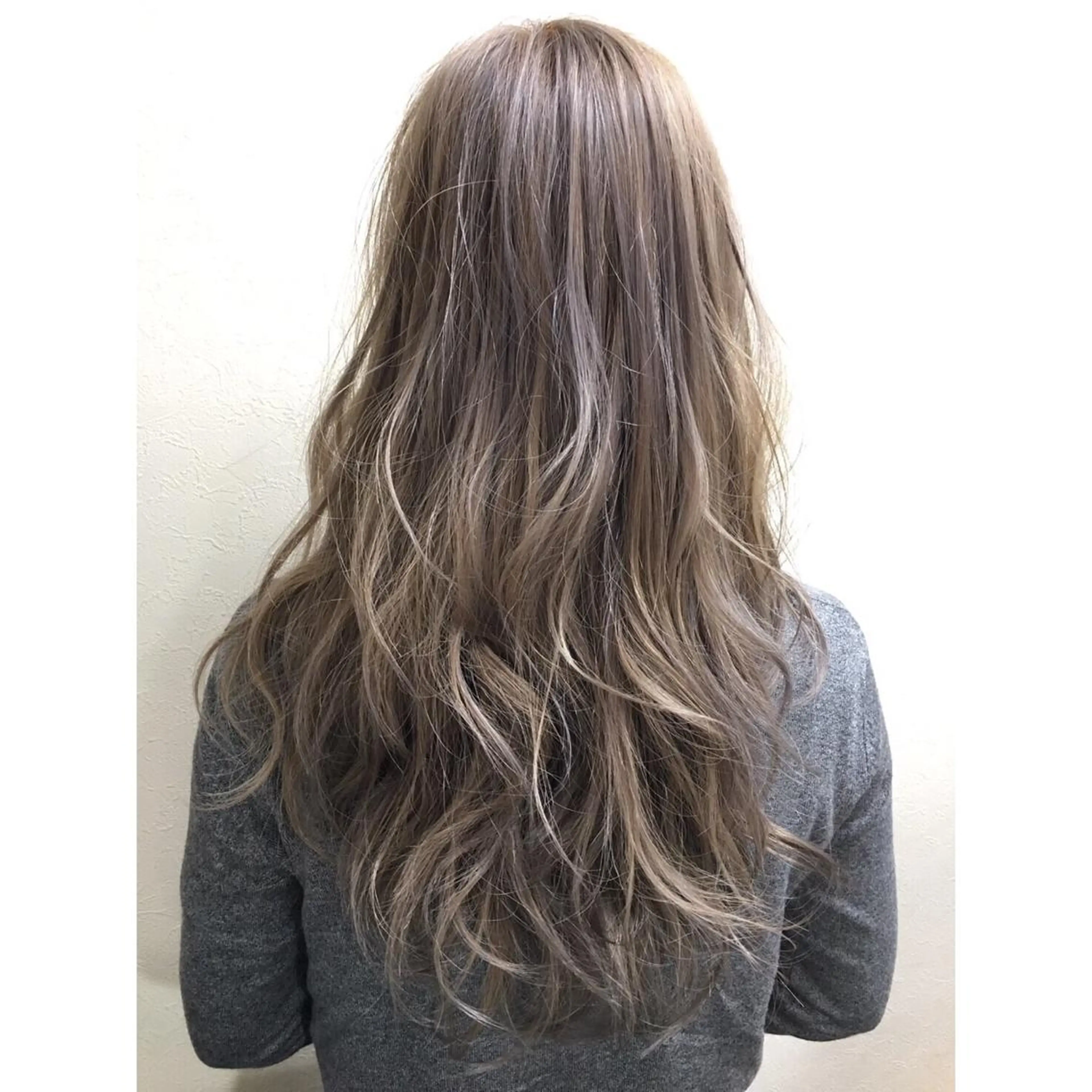 ロング ハイライト ヤマグチ ヒカルのヘアスタイル