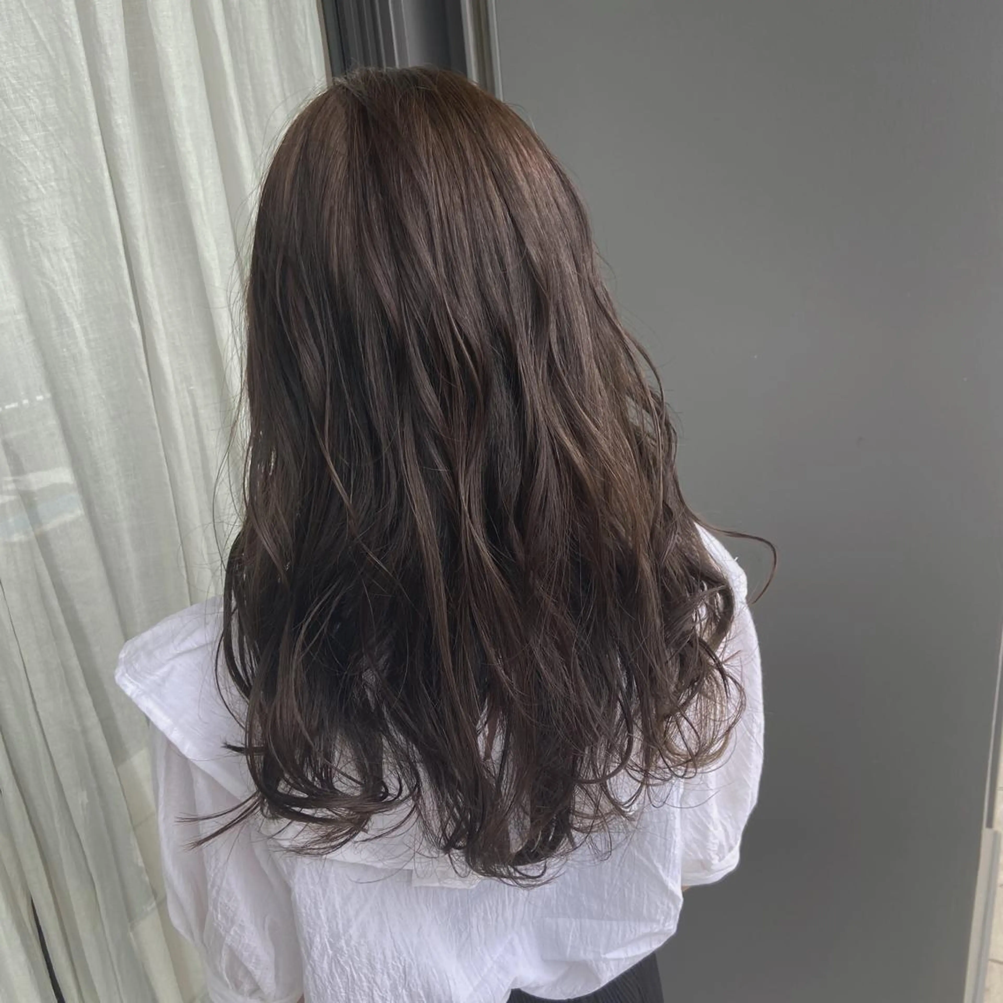 ミディアム 峯 志帆のヘアスタイル
