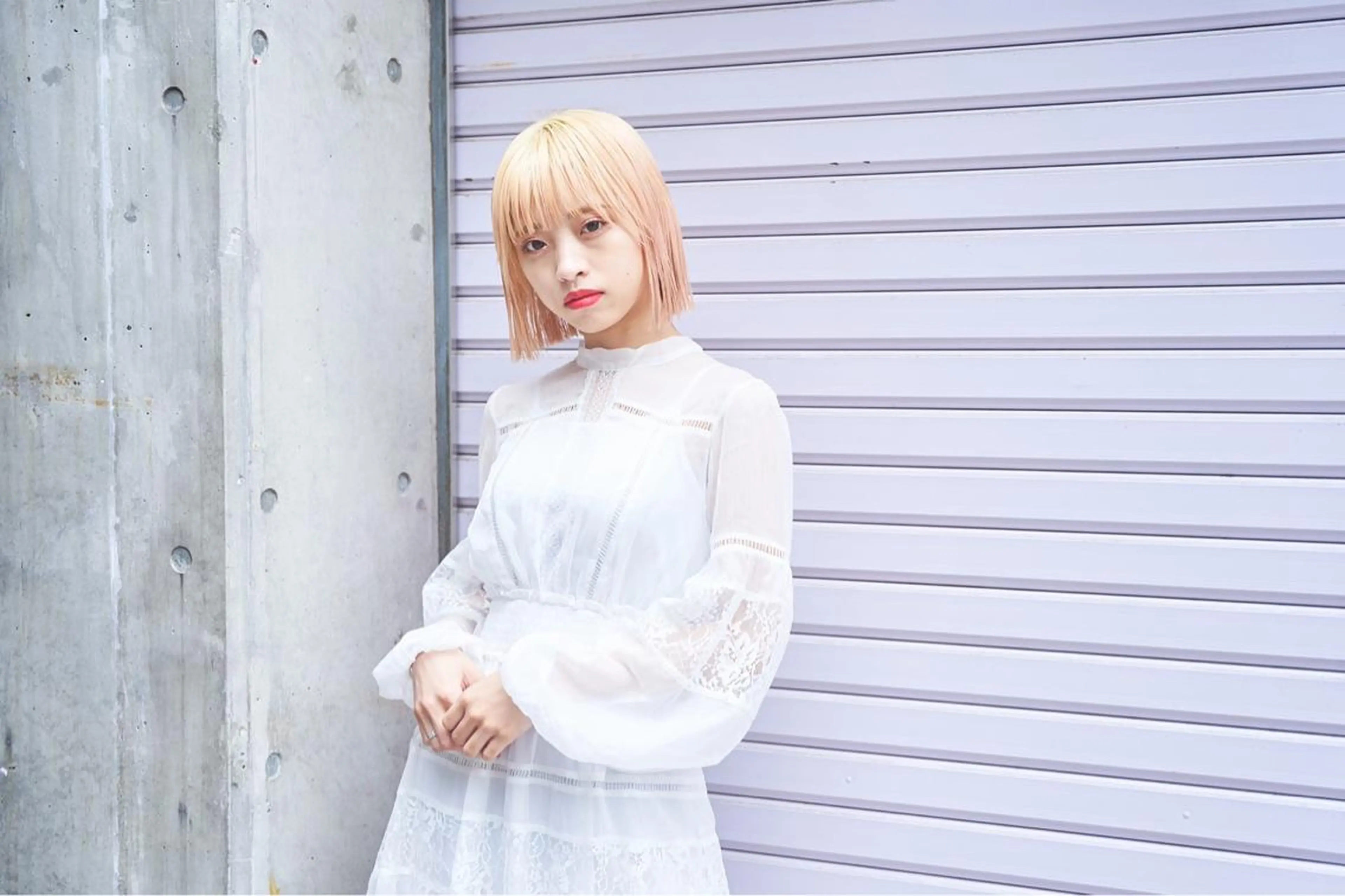 ショート カラー メンズ JuNブリーチに 縮毛矯正するプロのヘアスタイル