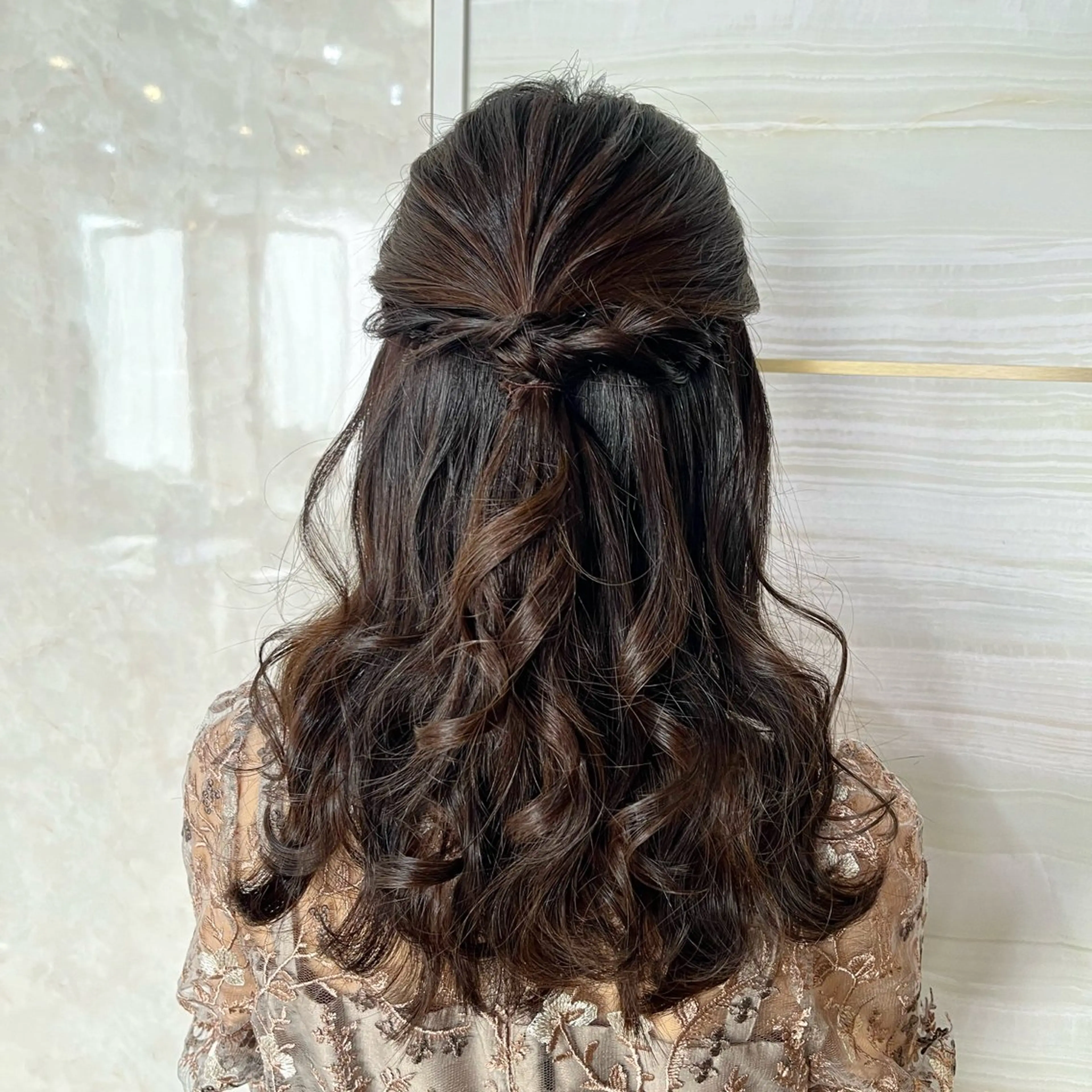 セミロング ヘアアレンジ ハーフアップ 結婚式・ブライダル 髪飾り 🏹Ami🏹艶髪 /オリーブカラーのヘアスタイル