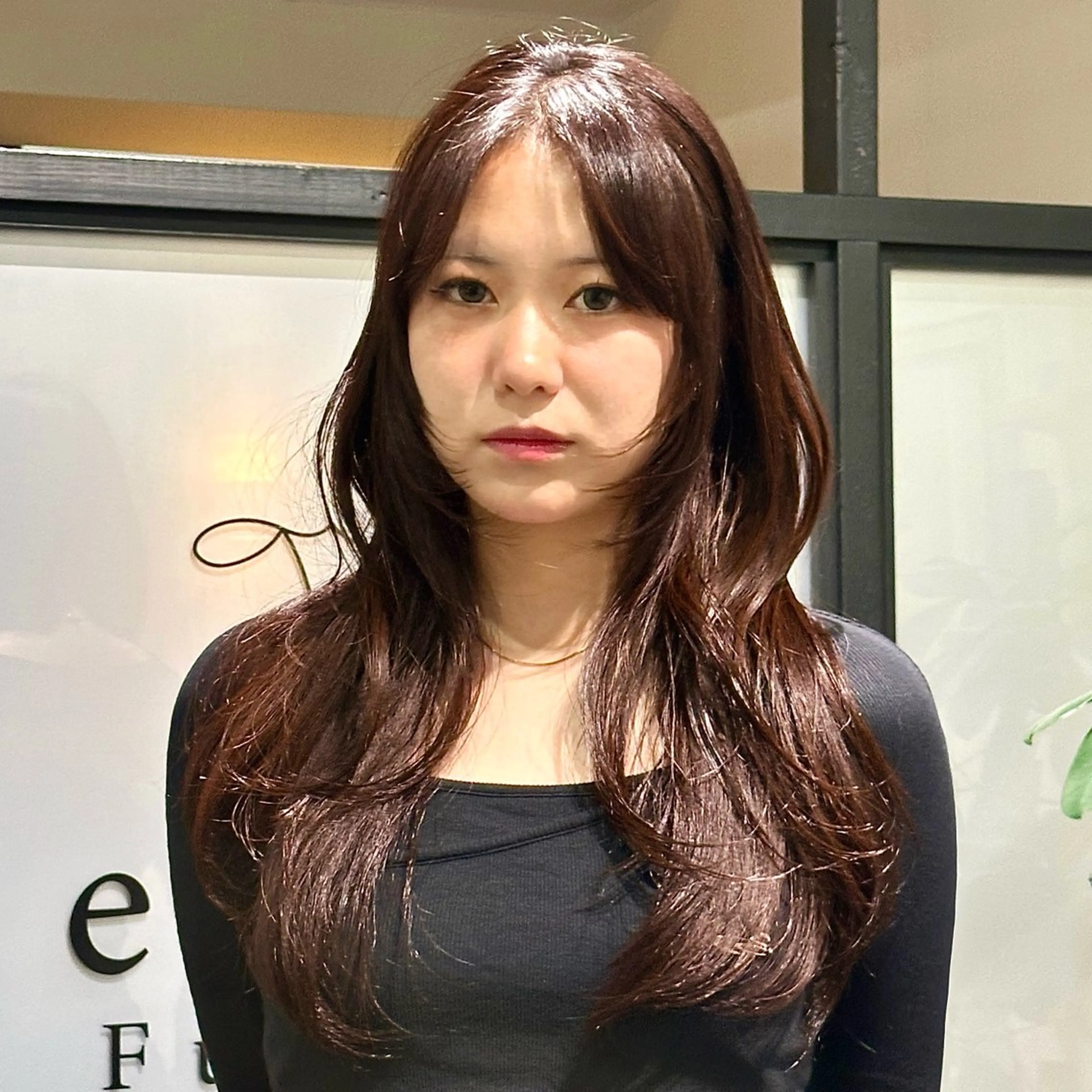 ロング カラー ロングレイヤー ボルドーカラー ブラウンカラー 顔まわりレイヤー レイヤーカット カット ヘアカラー トリートメント マエダルイ🌐 レイヤースタイルのヘアスタイル