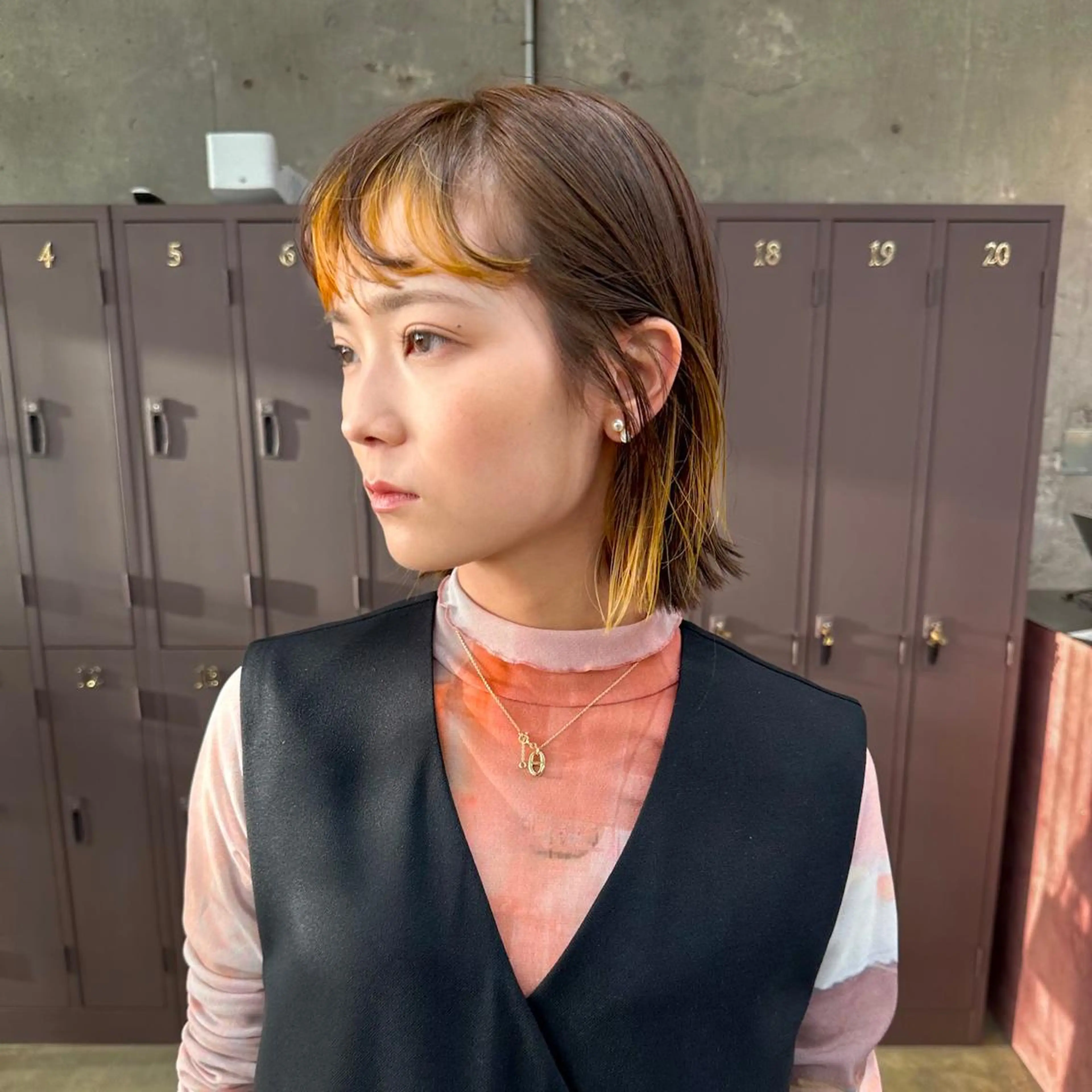 ミディアム カラー ブラウンカラー イエローカラー ヘアカラー 岡本康平/ボブ /ブリーチ/レイヤーのヘアスタイル