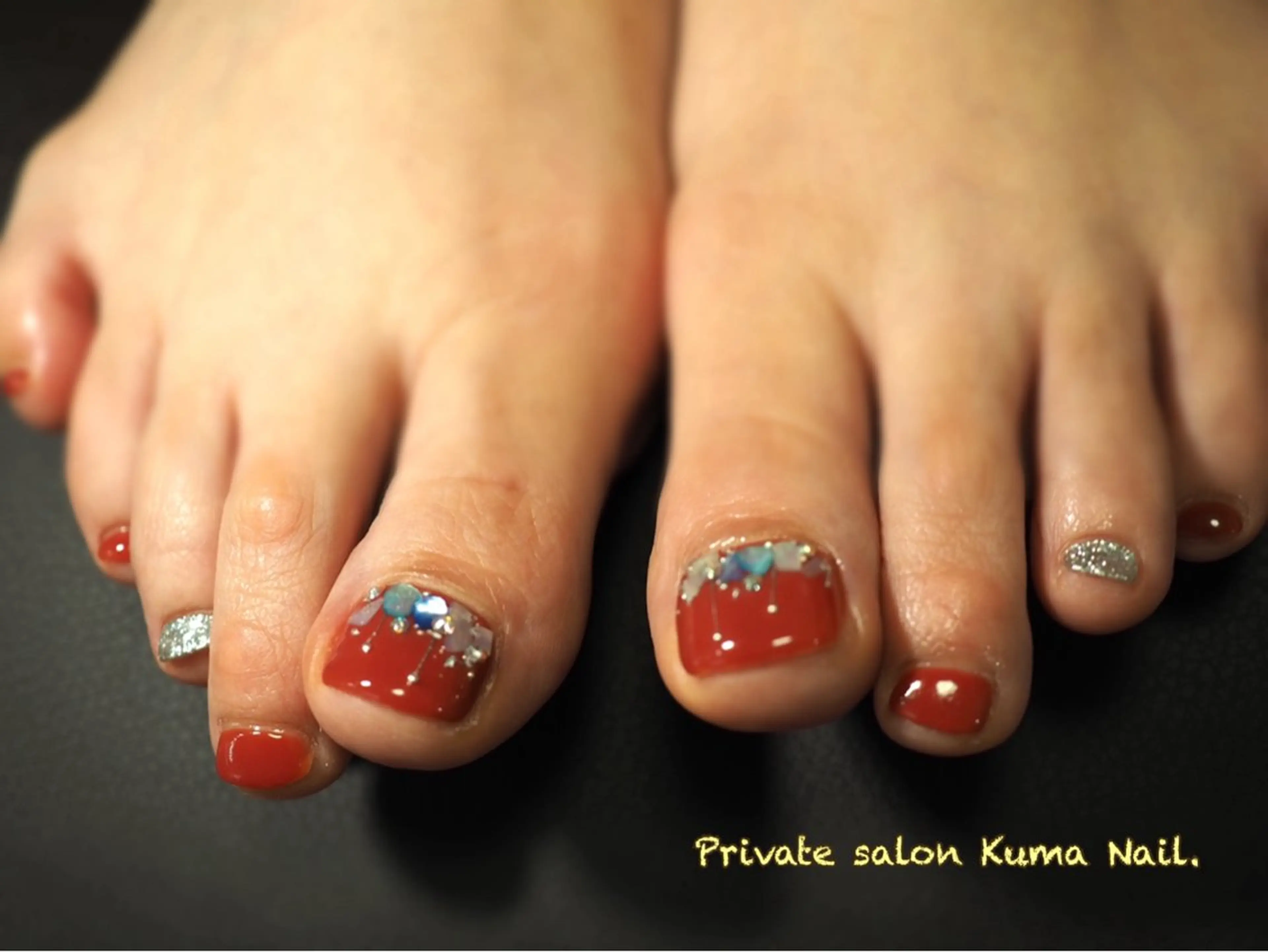 ネイル フットネイル ジェルネイル 赤色 ストーンネイル 藤が丘/守山/長久手 Kuma Nailのネイルデザイン