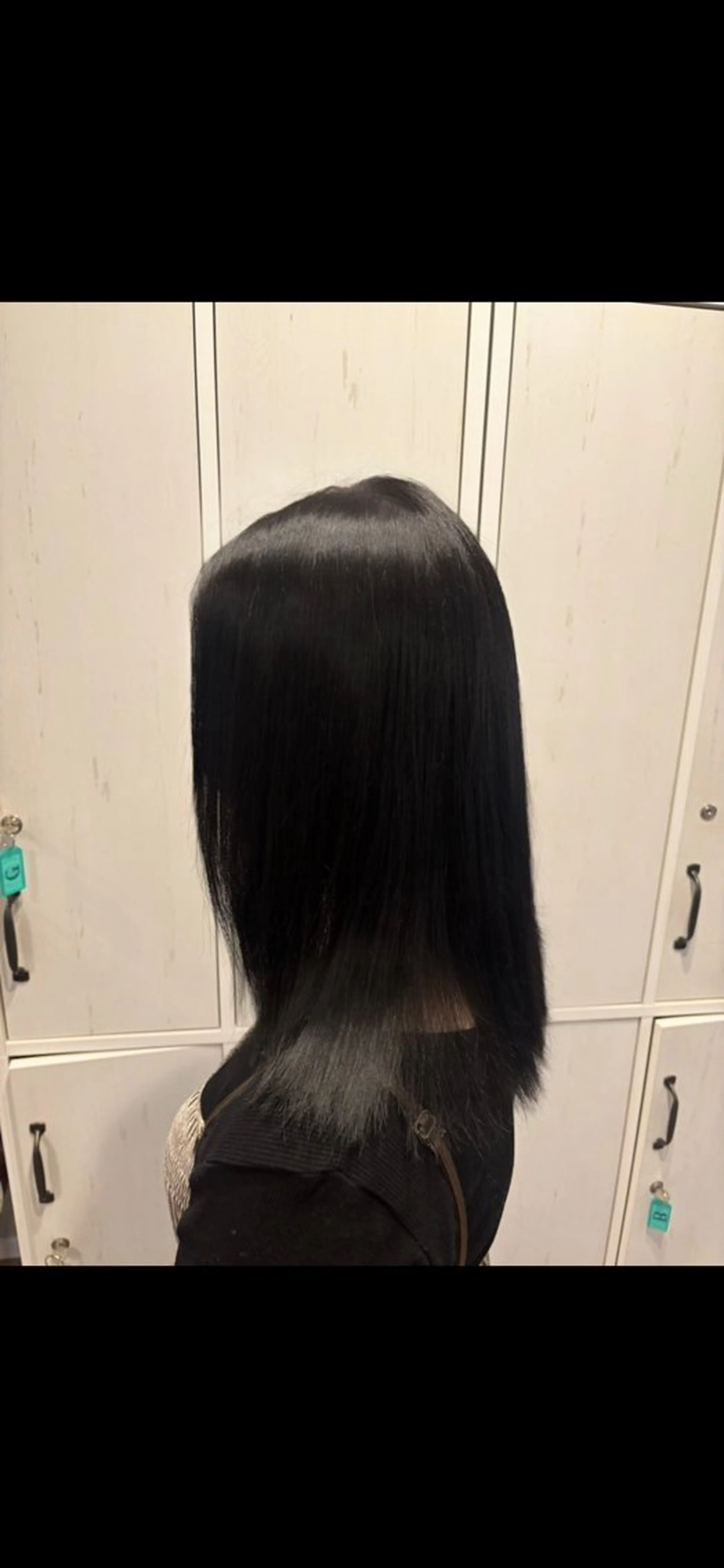 ミディアム カラー 黒髪 ブルーカラー ブルーブラック ヘアカラー ELLE&SALLY Tamoriのヘアスタイル