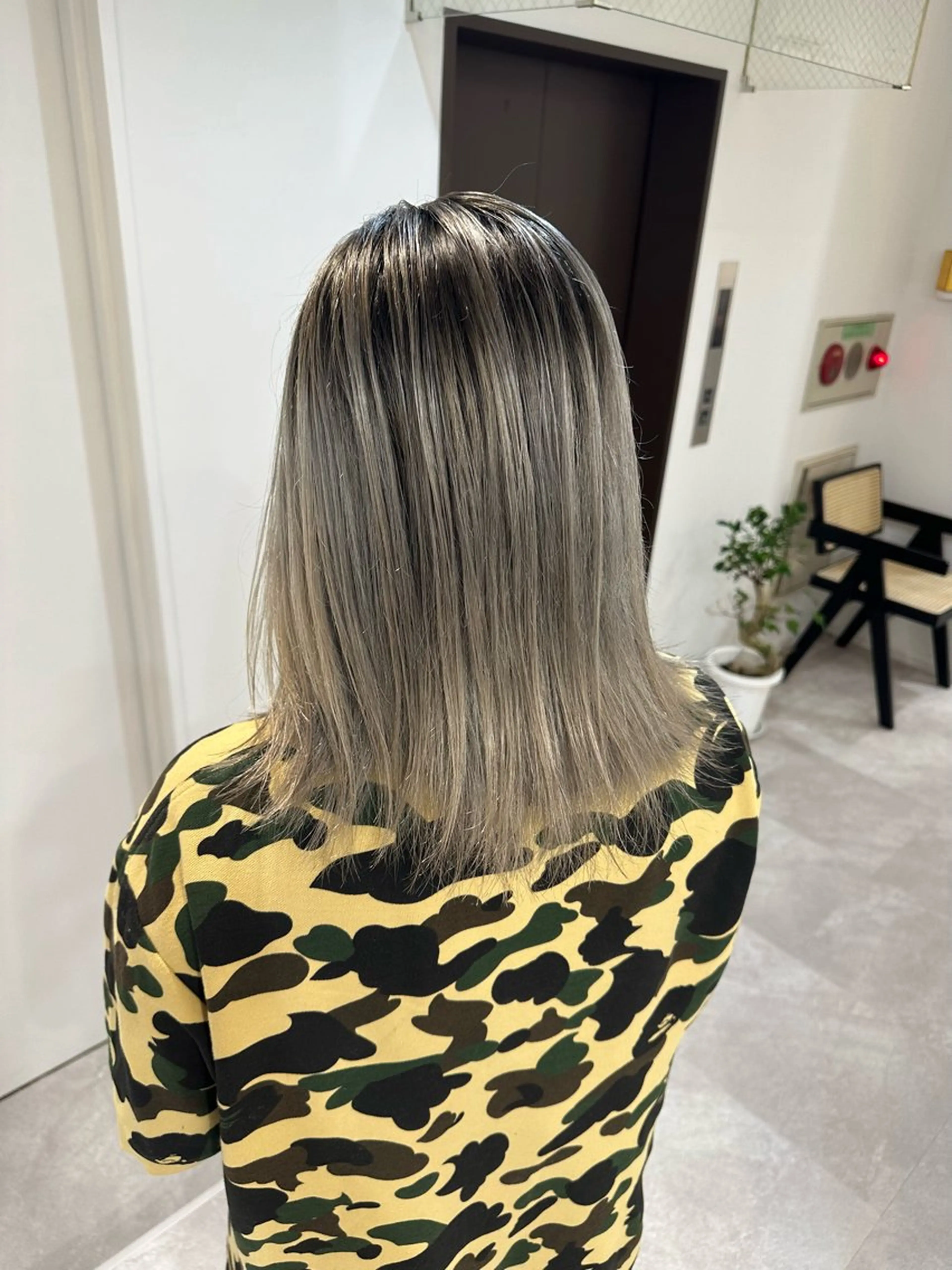 ミディアム カラー ヘアアレンジ バレイヤージュ グレージュ ミルクティーグレージュ レイヤーカット カット ヘアカラー SALOWIN京都河原町Suite店所属・外国人風レイヤー/ ハイトーンSHUのヘアスタイル