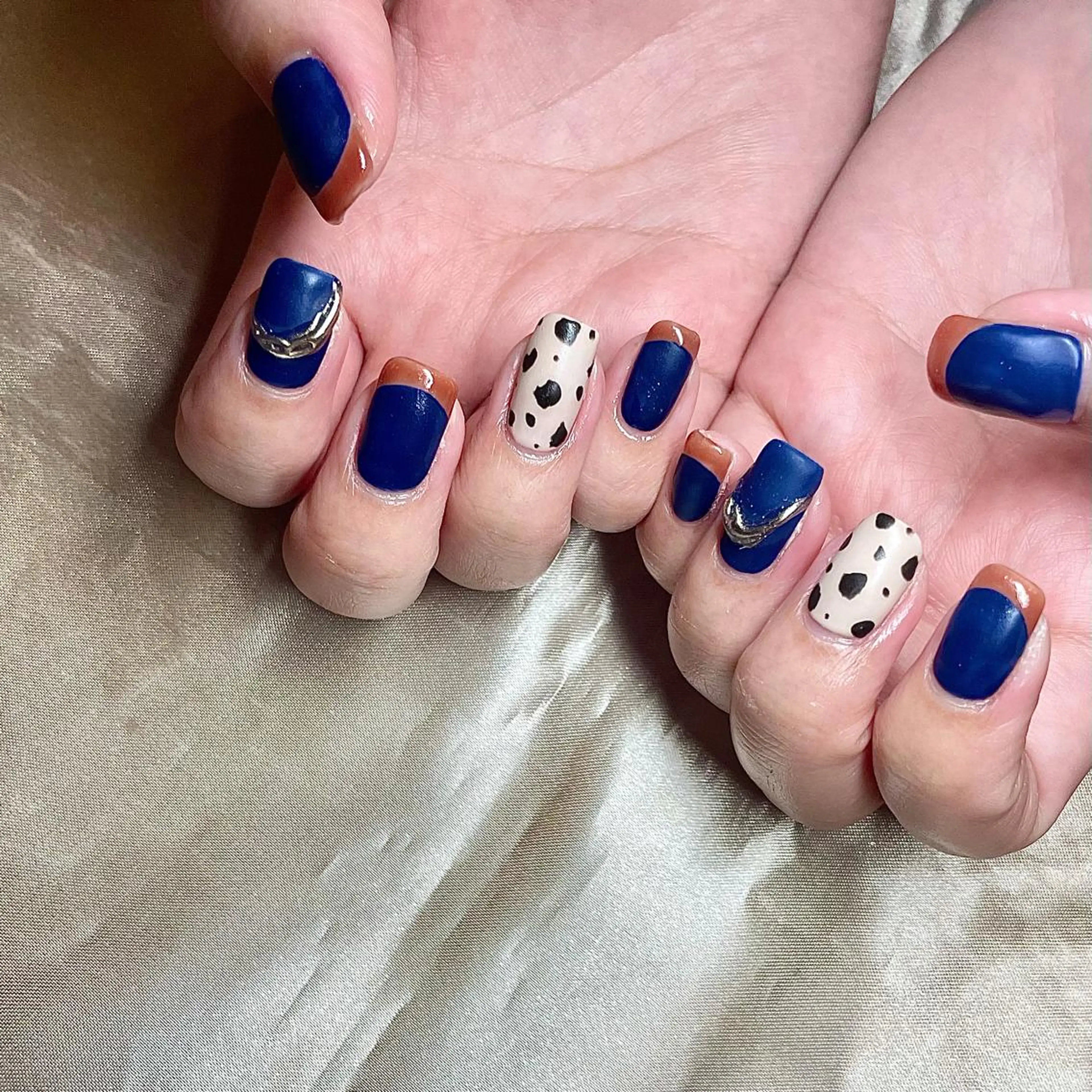 ミディアム カラー パーマ ヘアアレンジ メンズ キッズ ネイル マツエク・マツパ ネイビーカラー オレンジ カラーマツエク ネイビー オレンジ nail&eye Aoのマツエク・マツパデザイン