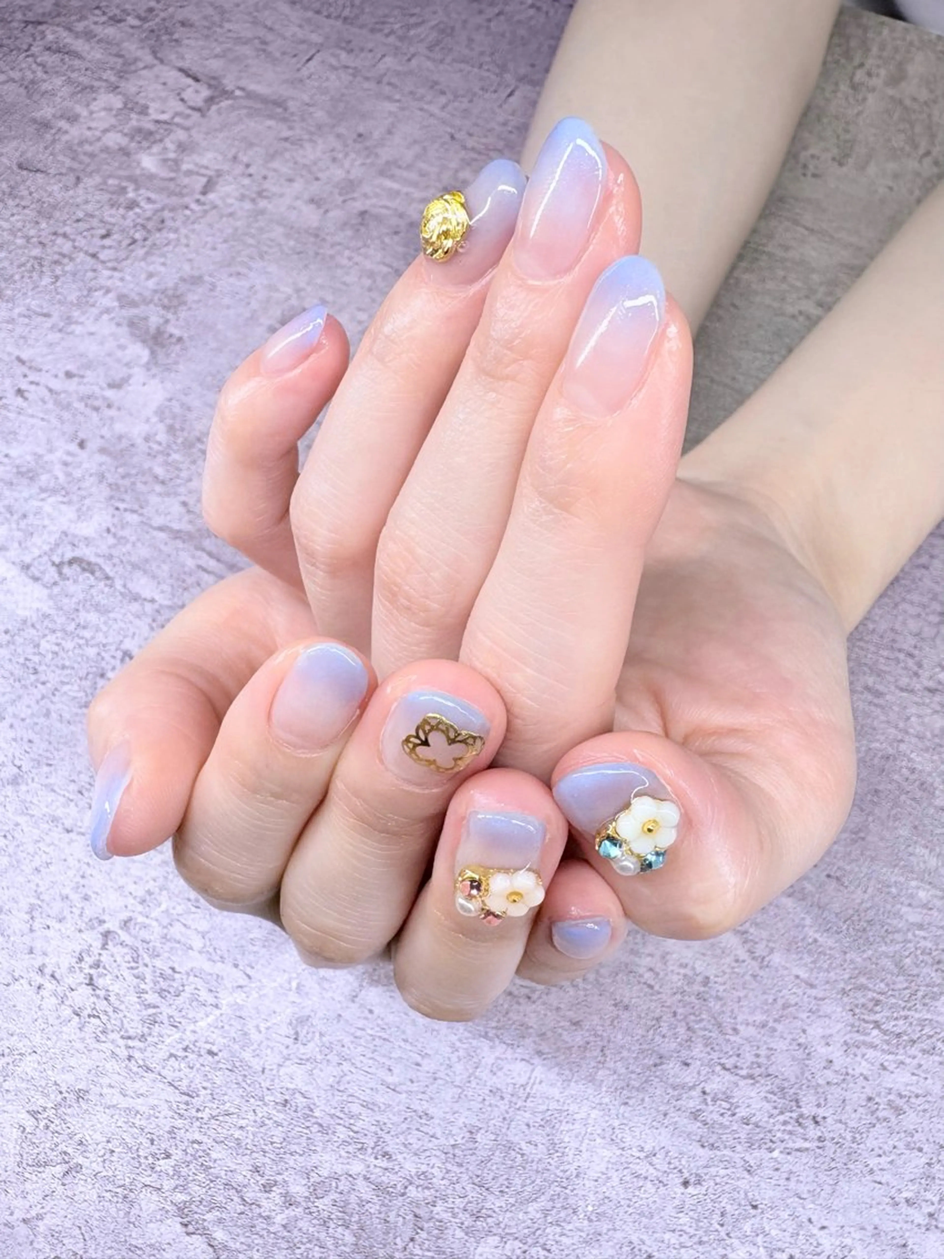 ネイル フレンチネイル ガーリー ミラーネイル ハンドネイル Roger 舞のネイルデザイン